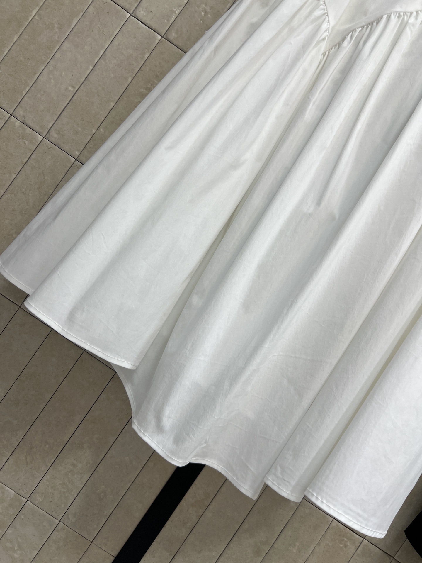 C家 26春夏新款 腰头撞色半身裙 高腰A字版型 轻薄棉质面料超透气 腰部黑色织带 裙身Logo刺绣 细