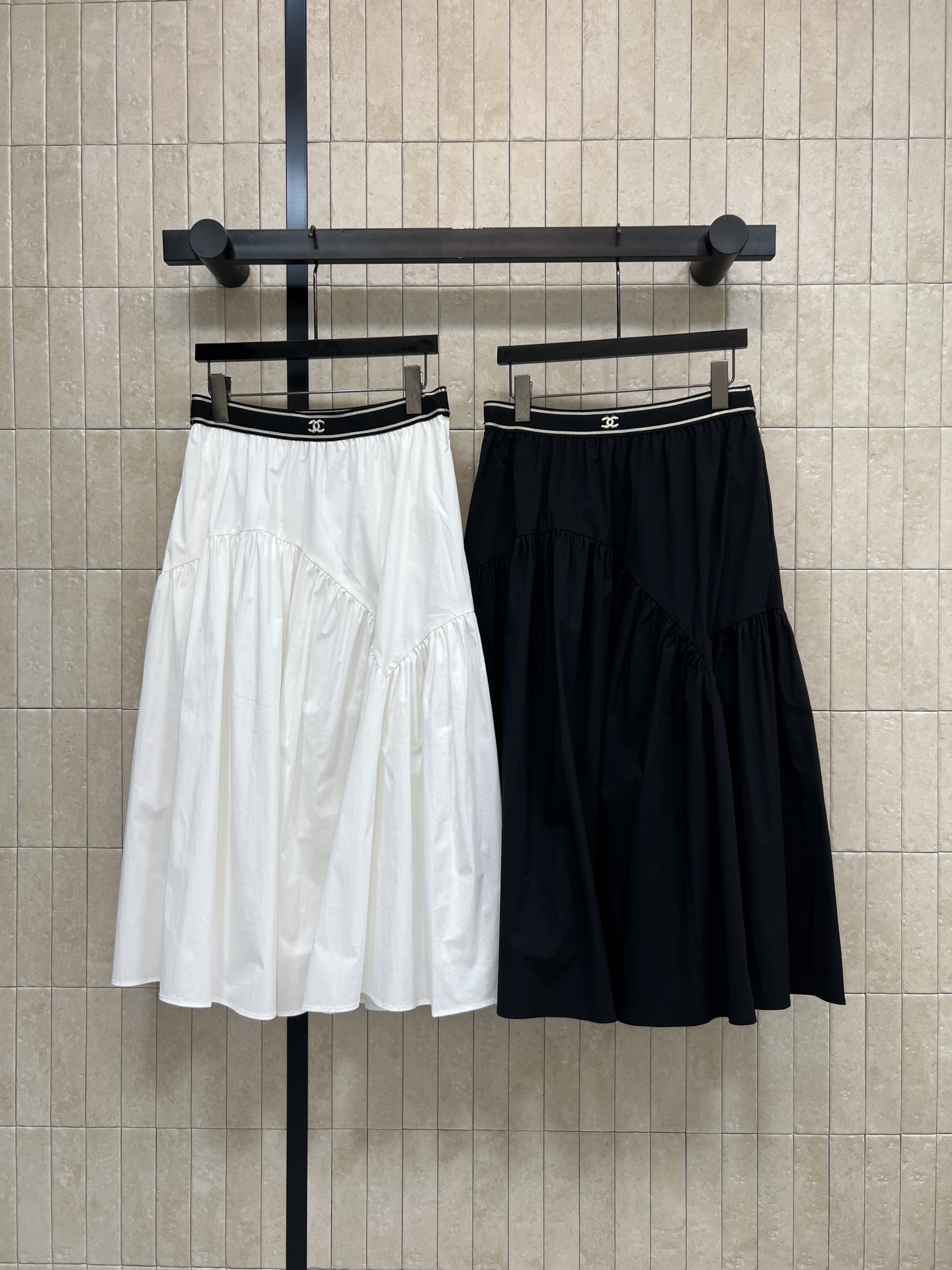 C家 26春夏新款 腰头撞色半身裙 高腰A字版型 轻薄棉质面料超透气 腰部黑色织带 裙身Logo刺绣 细