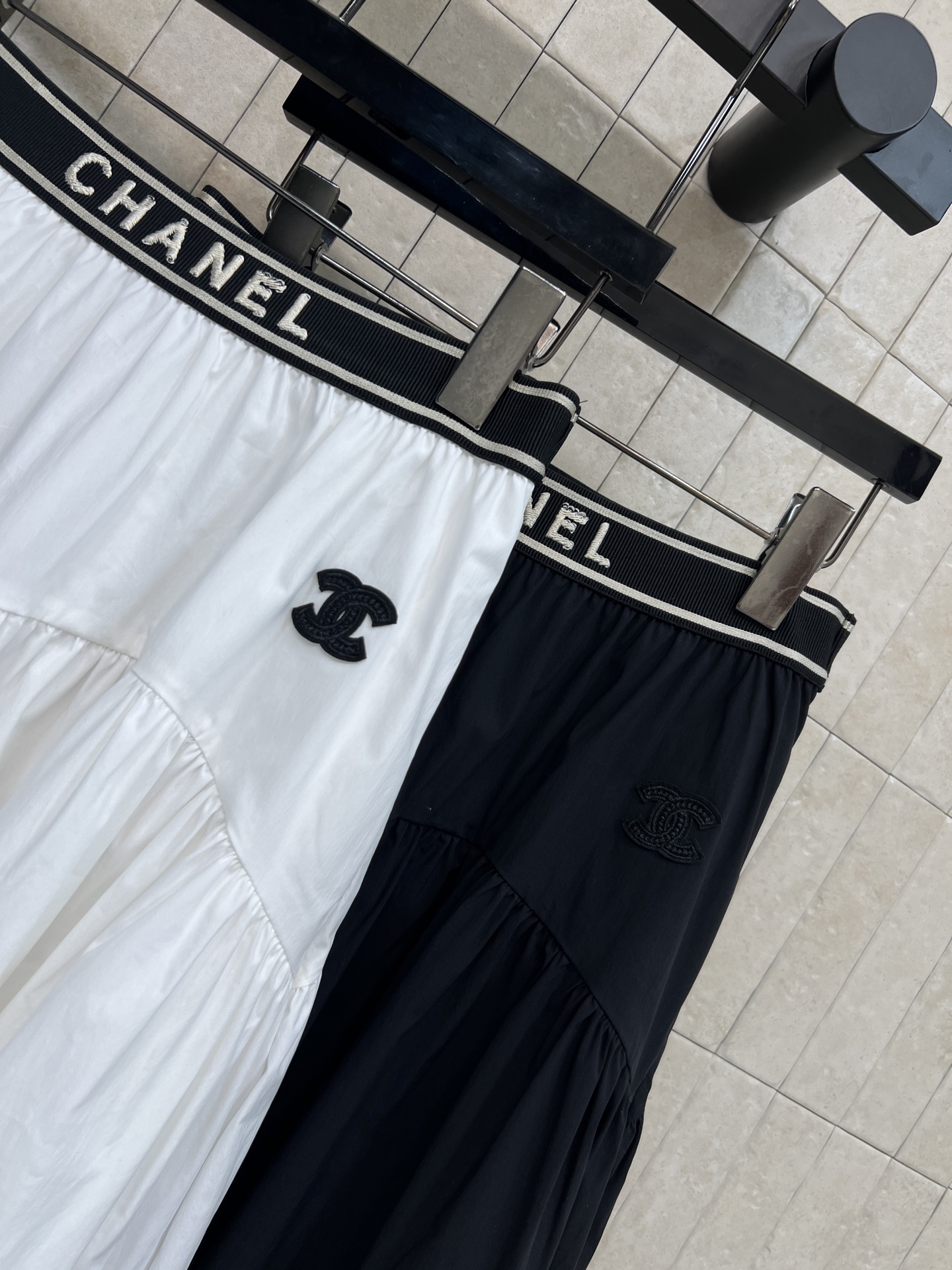 C家 26春夏新款 腰头撞色半身裙 高腰A字版型 轻薄棉质面料超透气 腰部黑色织带 裙身Logo刺绣 细