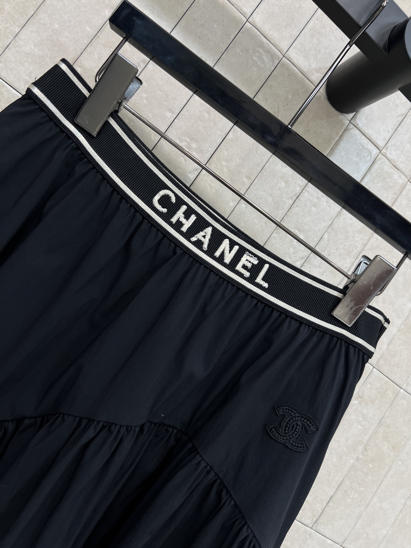 C家 26春夏新款 腰头撞色半身裙 高腰A字版型 轻薄棉质面料超透气 腰部黑色织带 裙身Logo刺绣 细