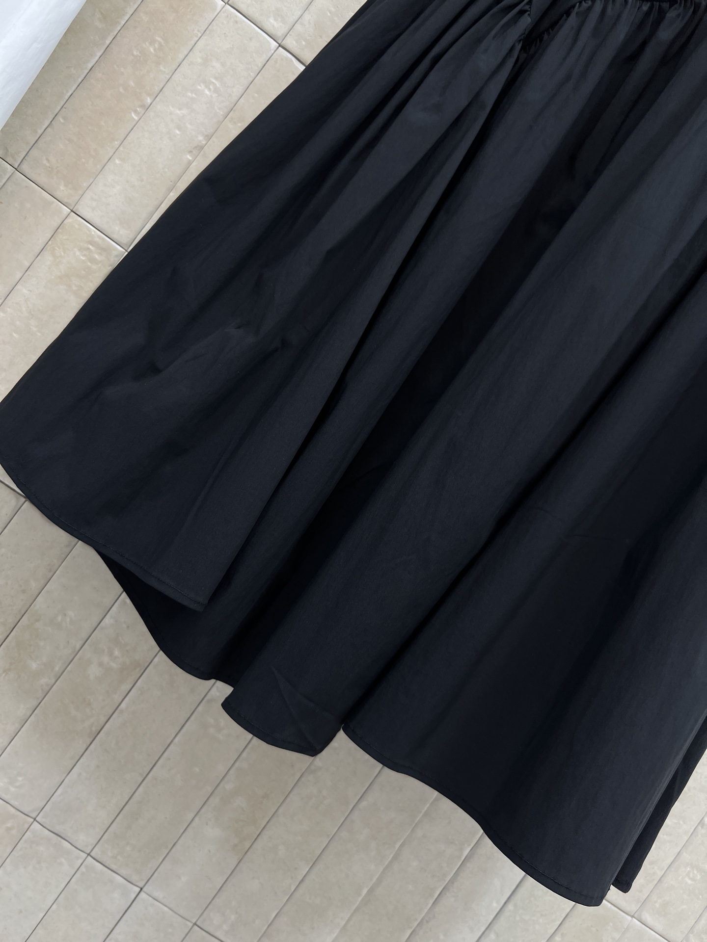 C家 26春夏新款 腰头撞色半身裙 高腰A字版型 轻薄棉质面料超透气 腰部黑色织带 裙身Logo刺绣 细