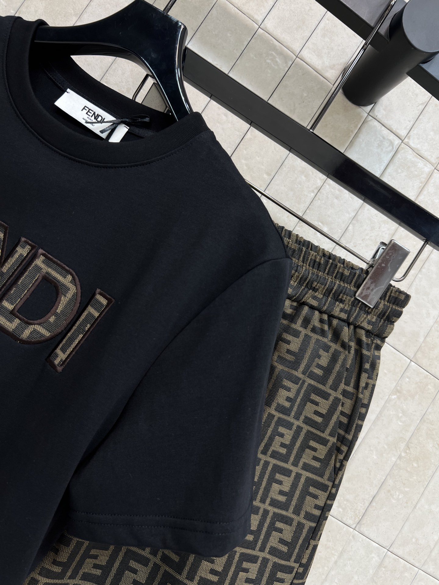 FD家 26春夏新款 字母印花套装 圆领刺绣上衣+老花短裤 亲肤棉面料 立体老花刺绣字母 肌理饱满精致 