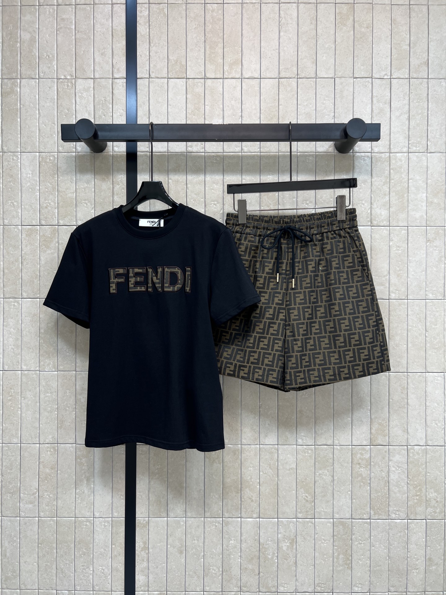 FD家 26春夏新款 字母印花套装 圆领刺绣上衣+老花短裤 亲肤棉面料 立体老花刺绣字母 肌理饱满精致 