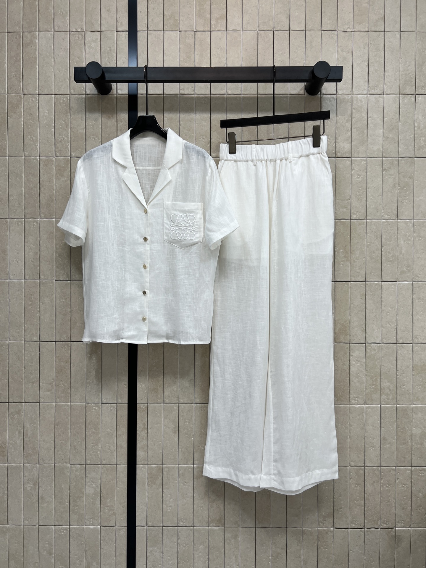 LW家 26春夏新款 V领短袖套装 翻领短袖衬衫+高腰阔腿裤 面料抗皱透气 春夏穿超舒服 胸前口袋标志性