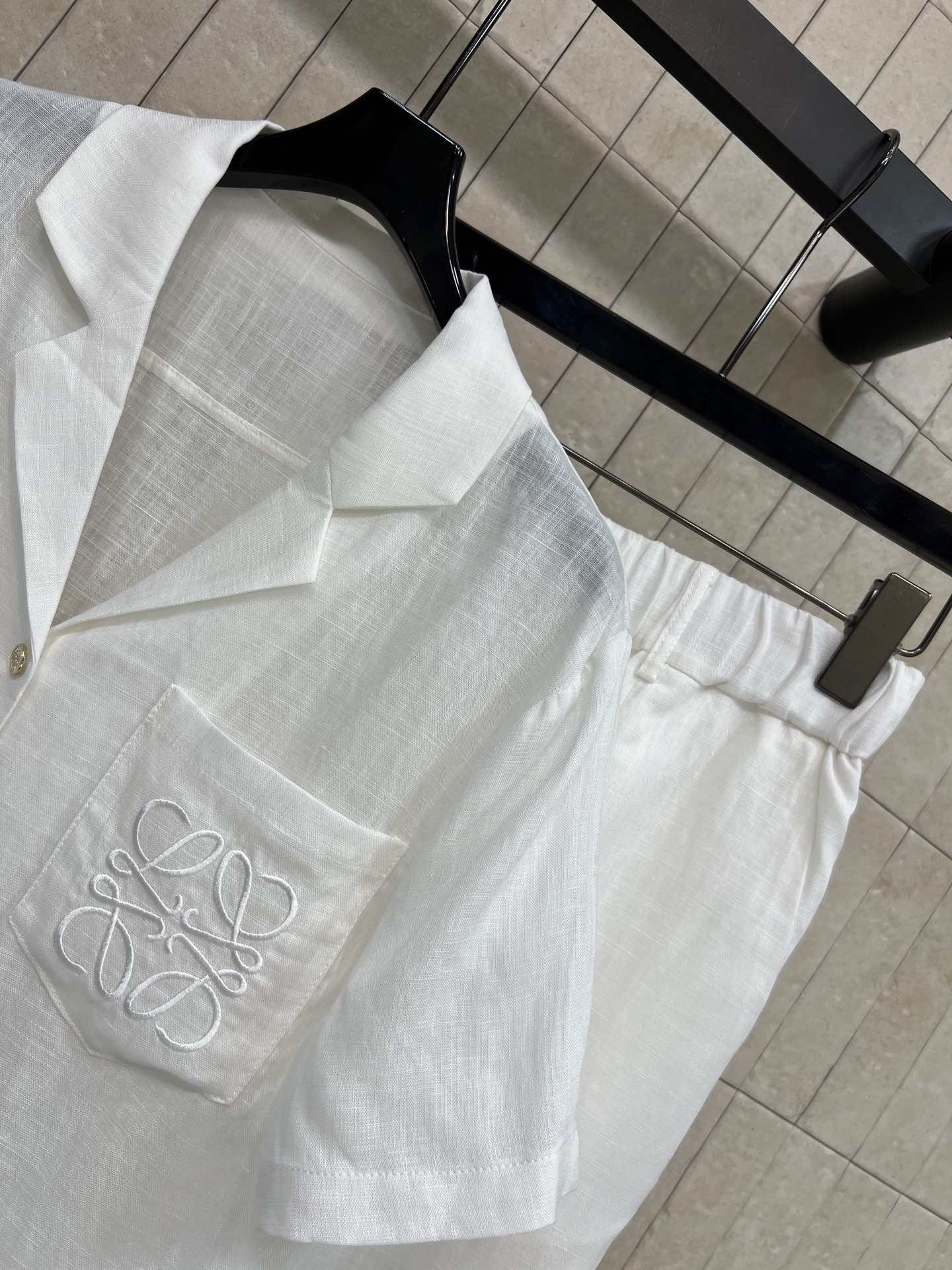 LW家 26春夏新款 V领短袖套装 翻领短袖衬衫+高腰阔腿裤 面料抗皱透气 春夏穿超舒服 胸前口袋标志性