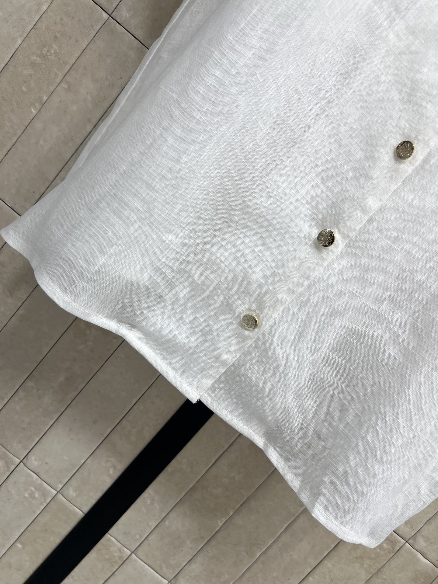 LW家 26春夏新款 V领短袖套装 翻领短袖衬衫+高腰阔腿裤 面料抗皱透气 春夏穿超舒服 胸前口袋标志性