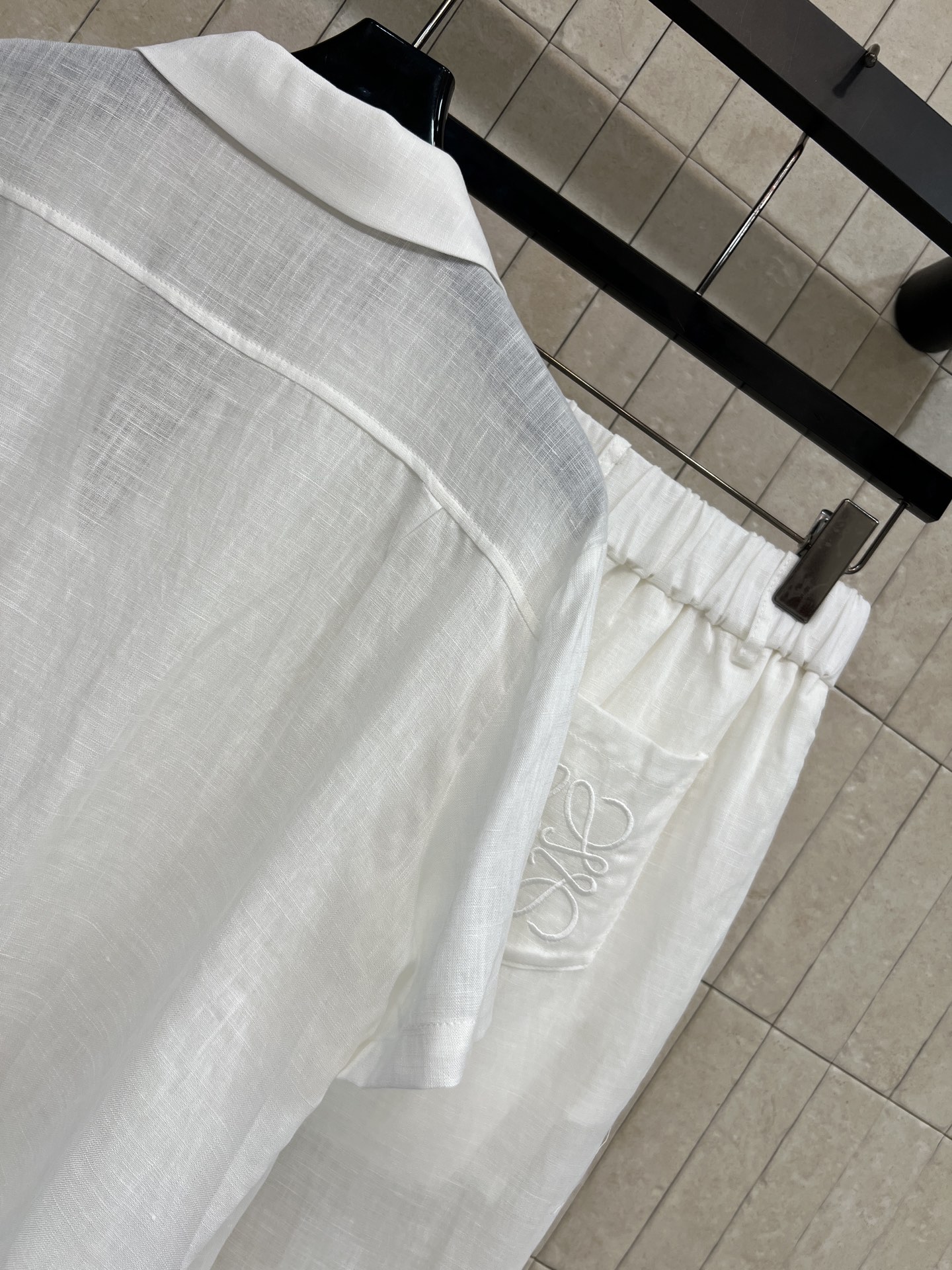 LW家 26春夏新款 V领短袖套装 翻领短袖衬衫+高腰阔腿裤 面料抗皱透气 春夏穿超舒服 胸前口袋标志性