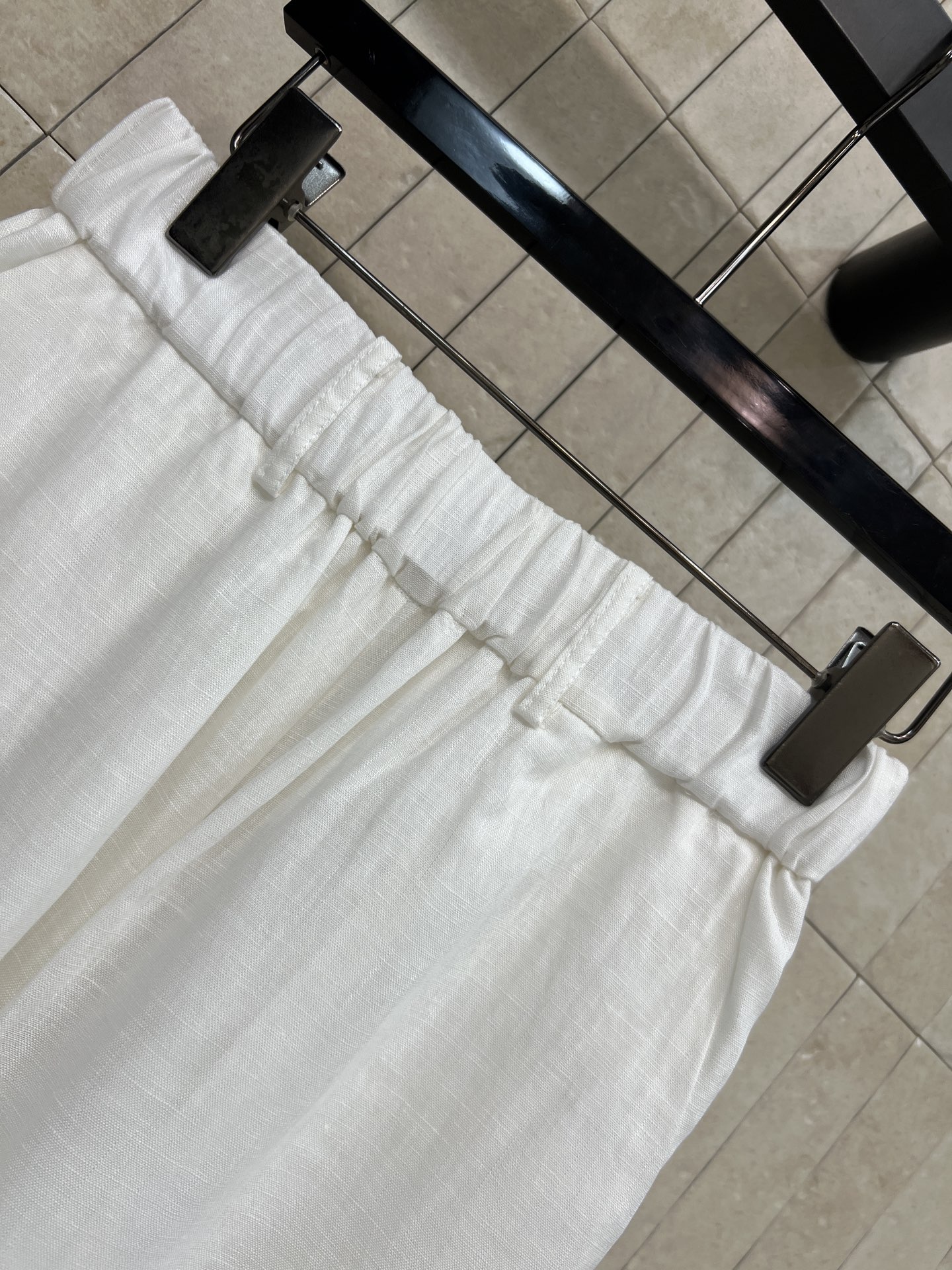 LW家 26春夏新款 V领短袖套装 翻领短袖衬衫+高腰阔腿裤 面料抗皱透气 春夏穿超舒服 胸前口袋标志性