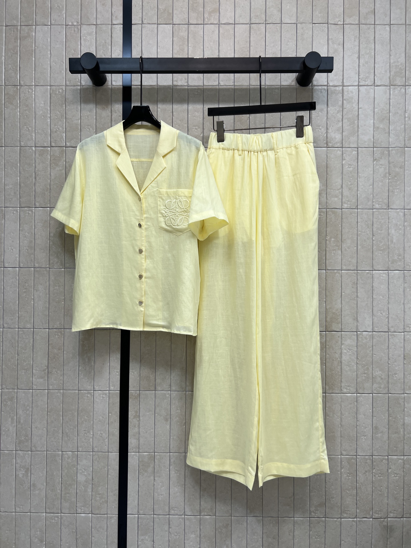 LW家 26春夏新款 V领短袖套装 翻领短袖衬衫+高腰阔腿裤 面料抗皱透气 春夏穿超舒服 胸前口袋标志性