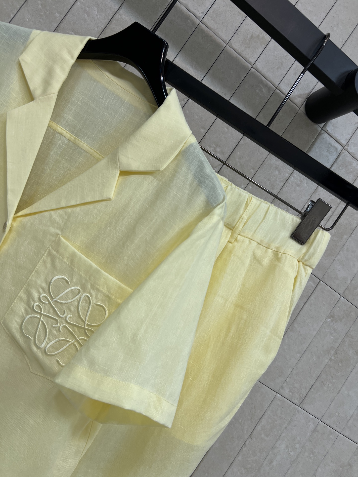 LW家 26春夏新款 V领短袖套装 翻领短袖衬衫+高腰阔腿裤 面料抗皱透气 春夏穿超舒服 胸前口袋标志性