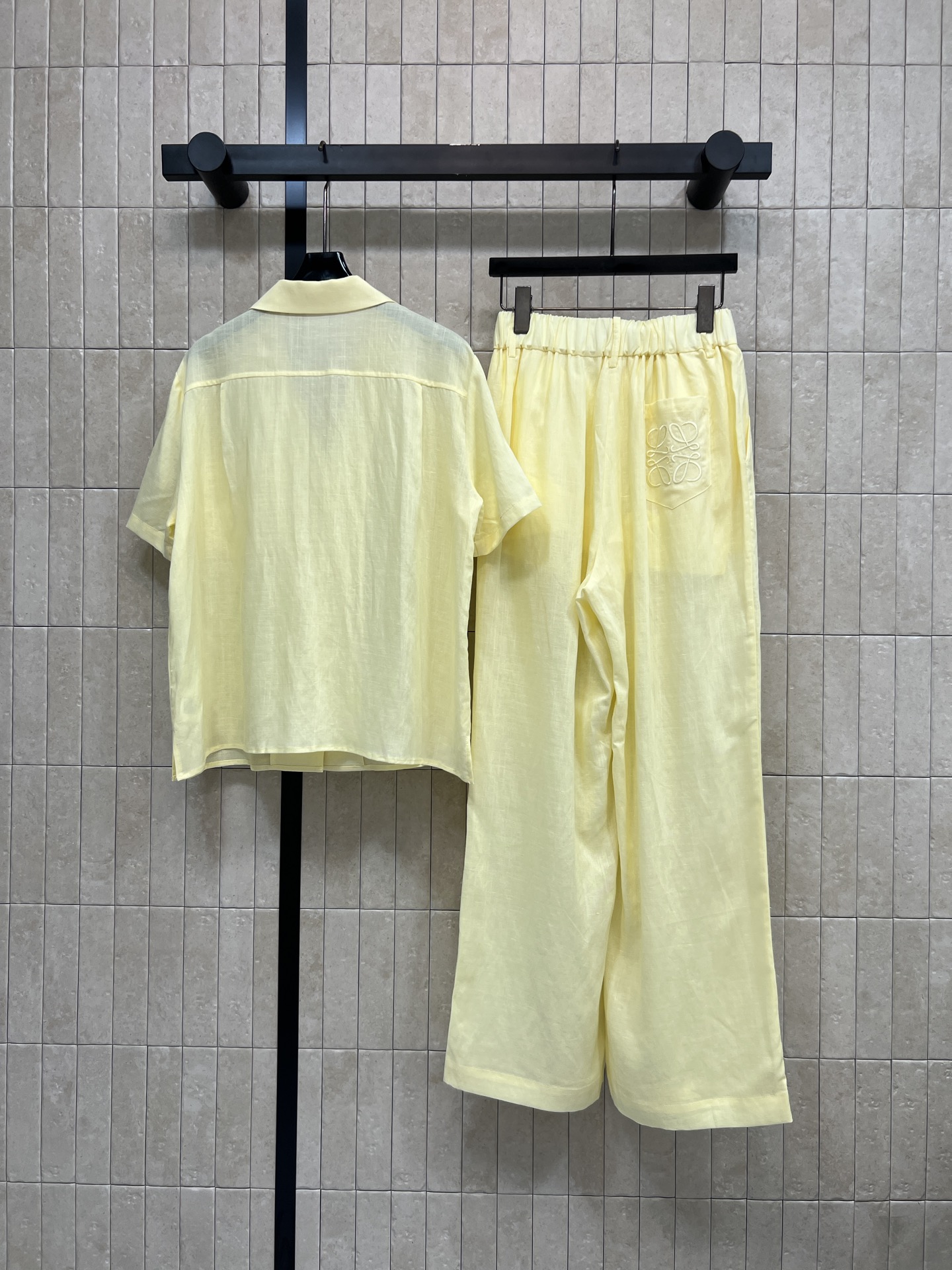 LW家 26春夏新款 V领短袖套装 翻领短袖衬衫+高腰阔腿裤 面料抗皱透气 春夏穿超舒服 胸前口袋标志性