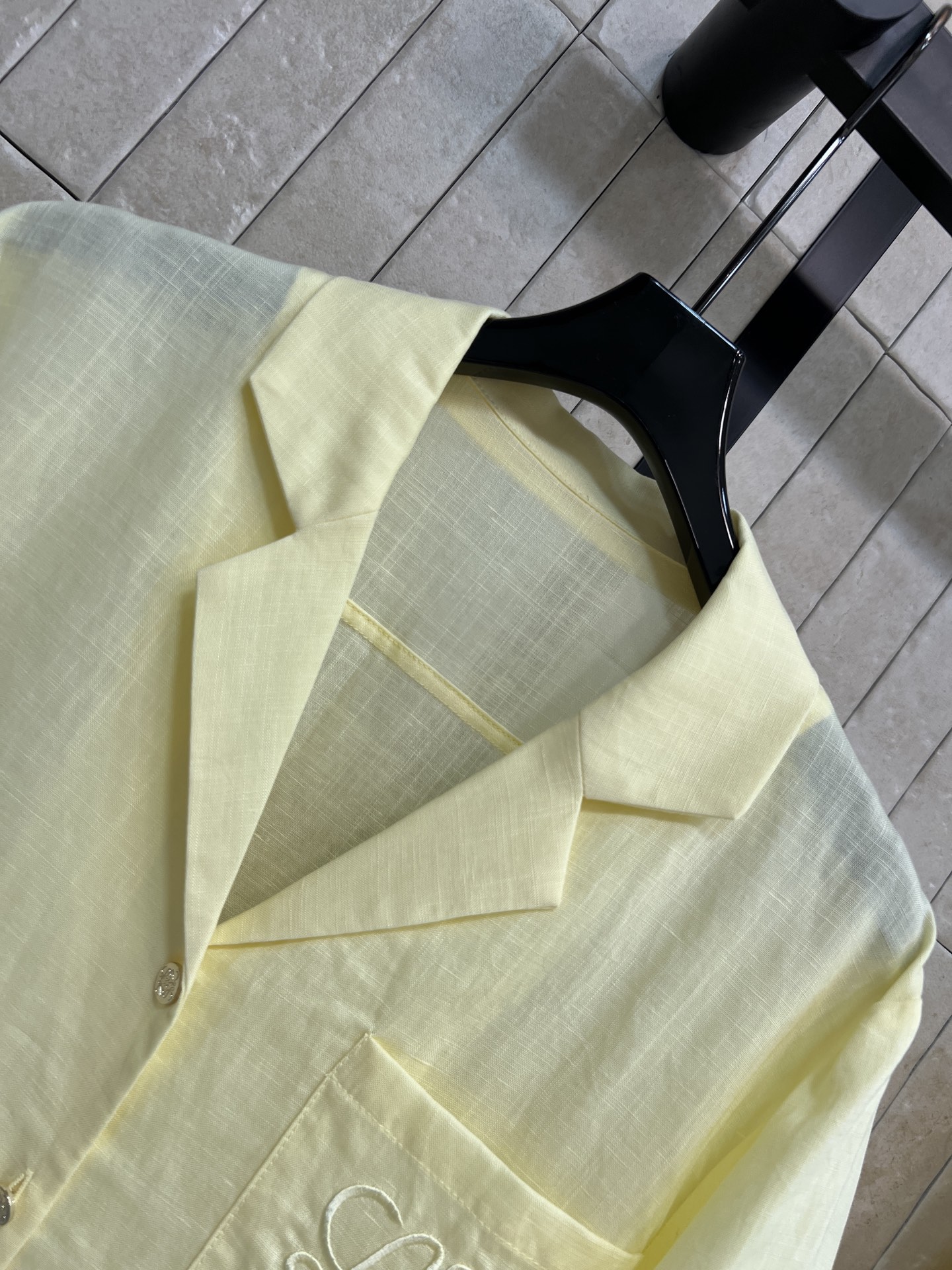 LW家 26春夏新款 V领短袖套装 翻领短袖衬衫+高腰阔腿裤 面料抗皱透气 春夏穿超舒服 胸前口袋标志性