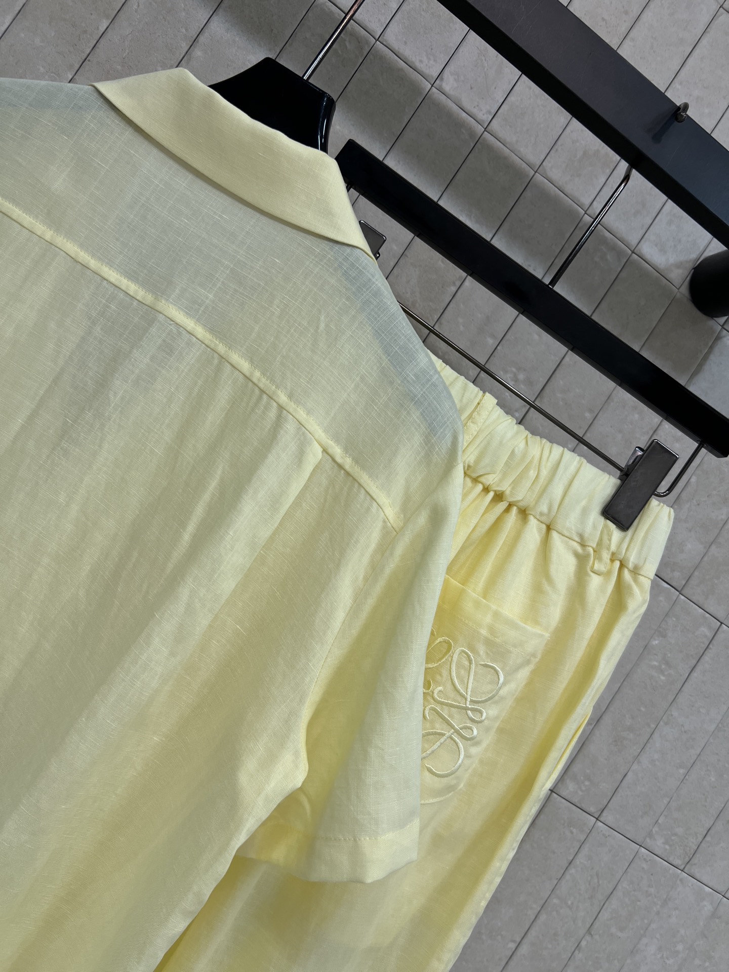 LW家 26春夏新款 V领短袖套装 翻领短袖衬衫+高腰阔腿裤 面料抗皱透气 春夏穿超舒服 胸前口袋标志性