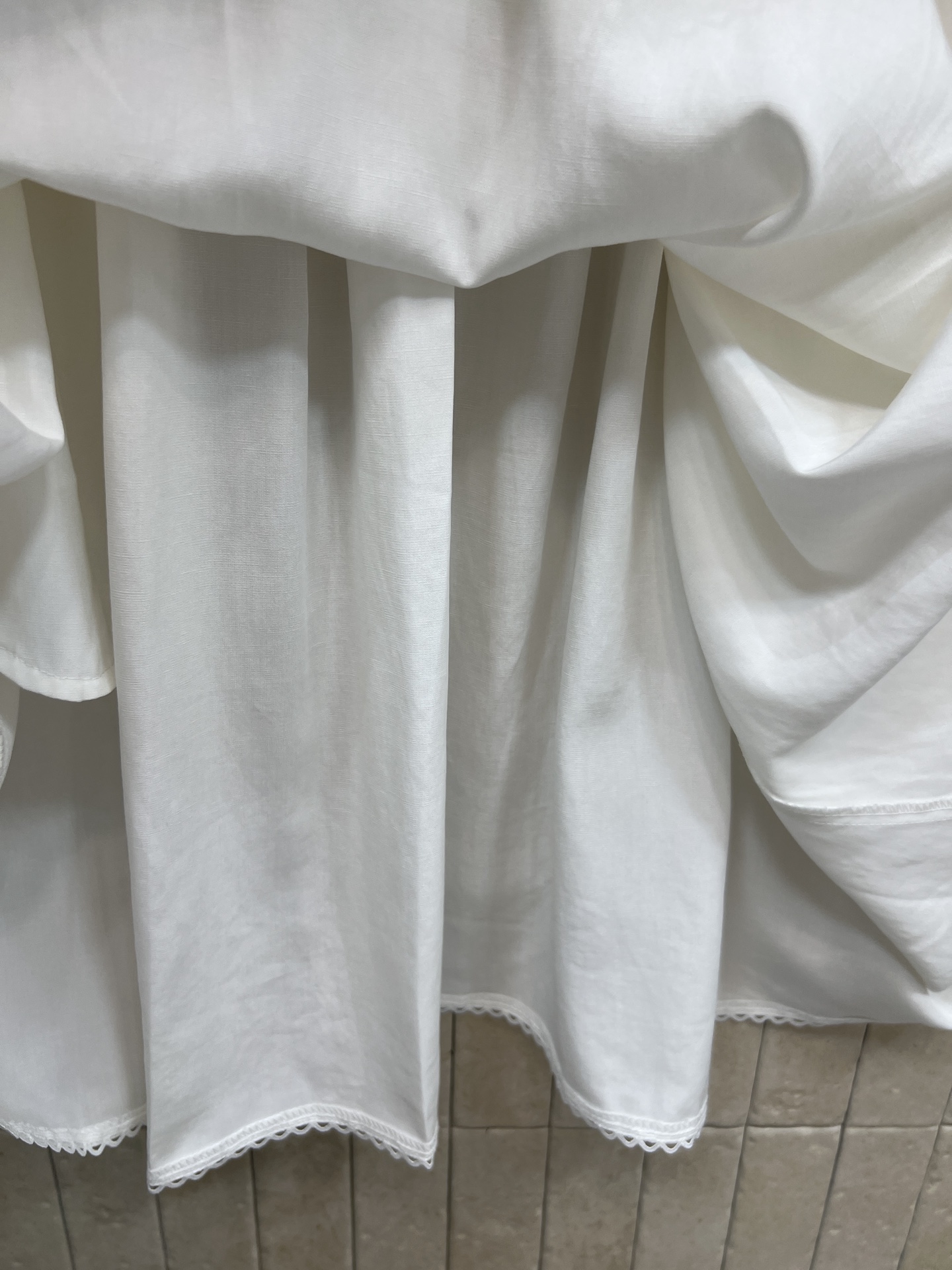 MIU家 26春夏新款 白色无袖连棉质面料轻薄透气 春夏穿超舒服 娃娃领+蕾丝边 正面纽扣设计简约又精致