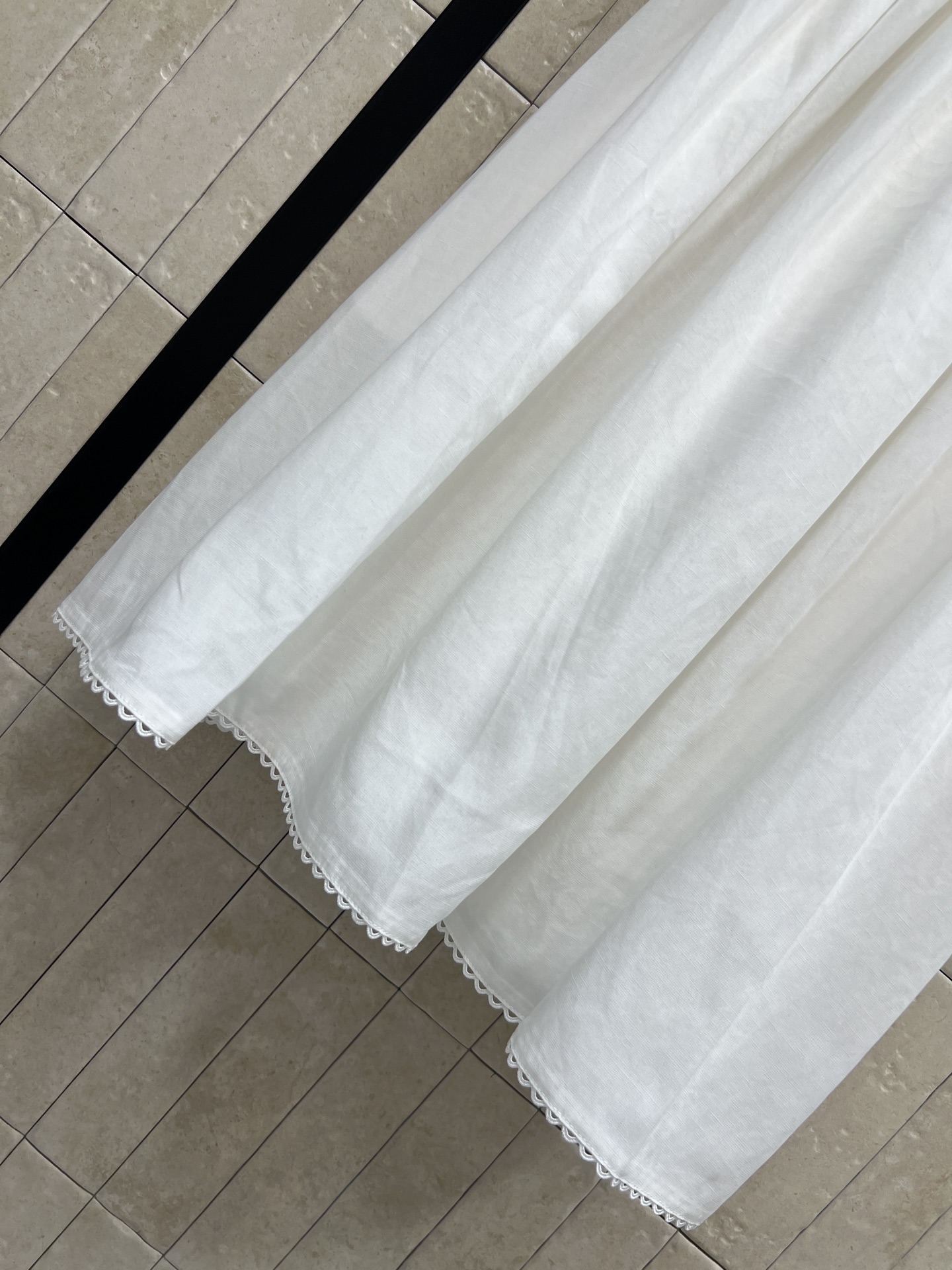 MIU家 26春夏新款 白色无袖连棉质面料轻薄透气 春夏穿超舒服 娃娃领+蕾丝边 正面纽扣设计简约又精致