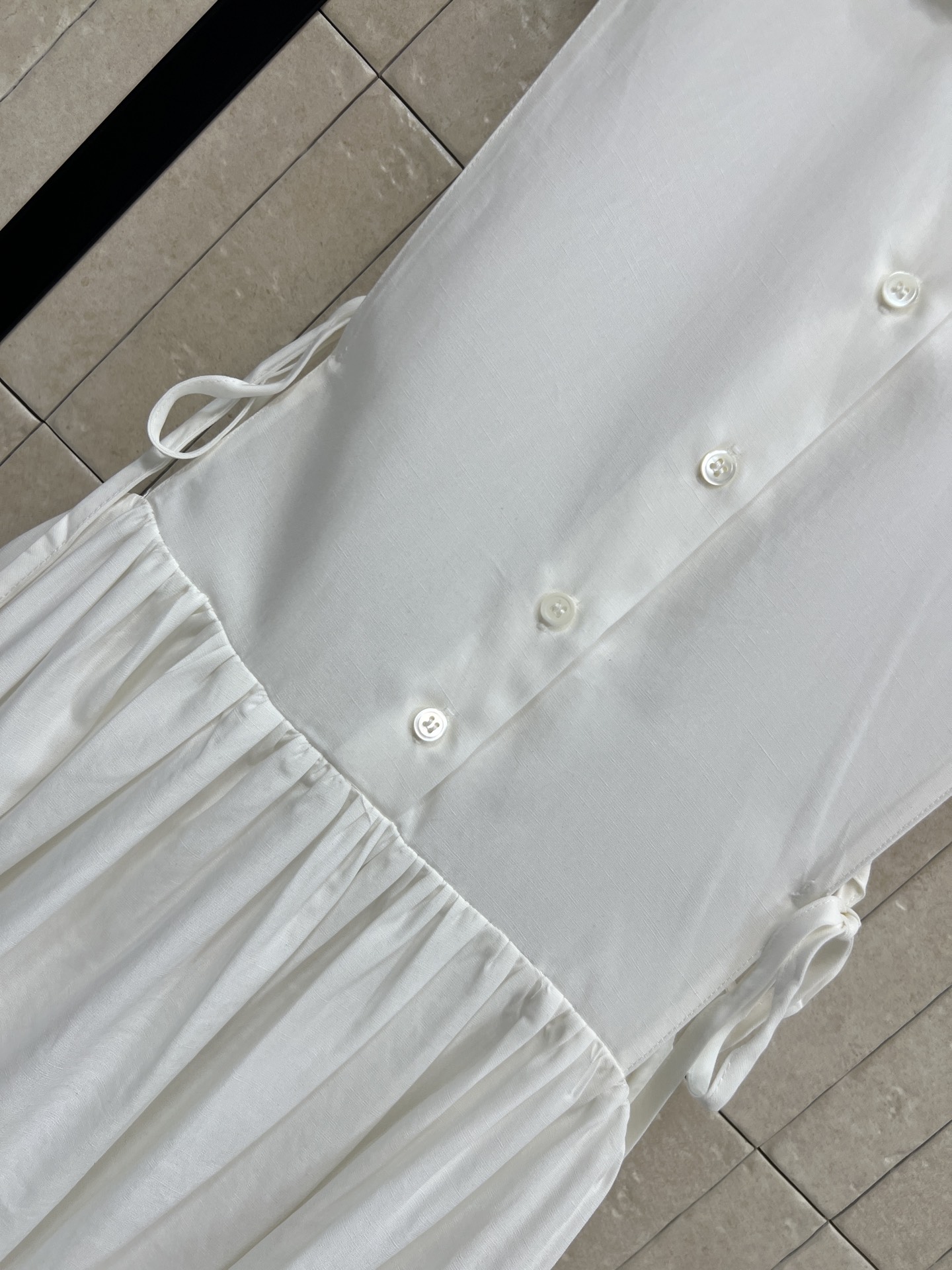 MIU家 26春夏新款 白色无袖连棉质面料轻薄透气 春夏穿超舒服 娃娃领+蕾丝边 正面纽扣设计简约又精致