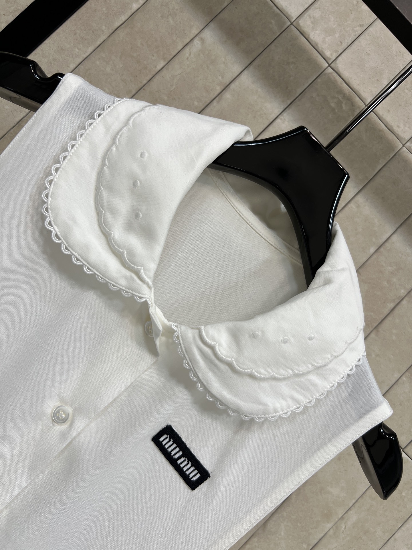 MIU家 26春夏新款 白色无袖连棉质面料轻薄透气 春夏穿超舒服 娃娃领+蕾丝边 正面纽扣设计简约又精致