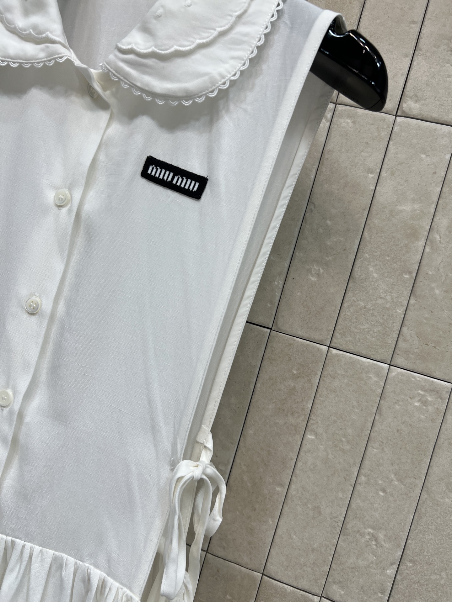 MIU家 26春夏新款 白色无袖连棉质面料轻薄透气 春夏穿超舒服 娃娃领+蕾丝边 正面纽扣设计简约又精致