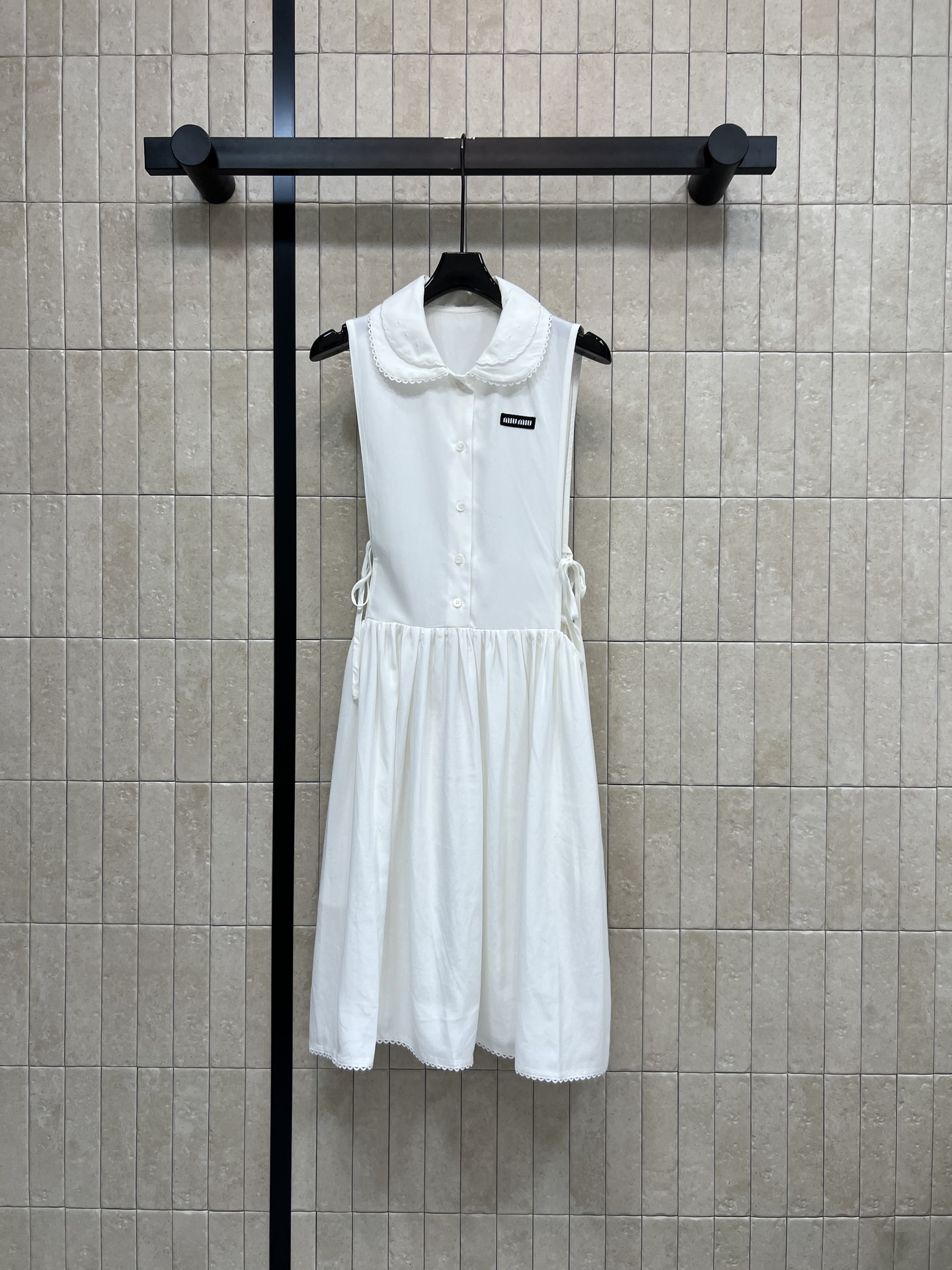 MIU家 26春夏新款 白色无袖连棉质面料轻薄透气 春夏穿超舒服 娃娃领+蕾丝边 正面纽扣设计简约又精致