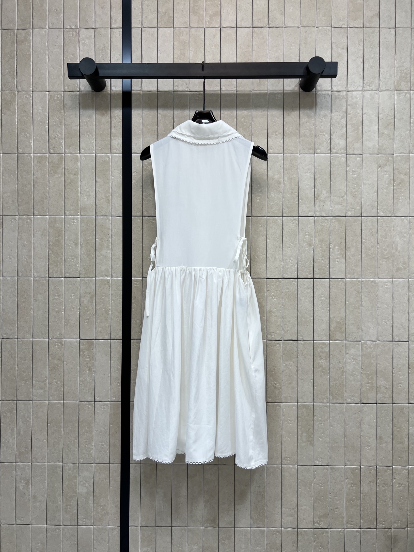 MIU家 26春夏新款 白色无袖连棉质面料轻薄透气 春夏穿超舒服 娃娃领+蕾丝边 正面纽扣设计简约又精致