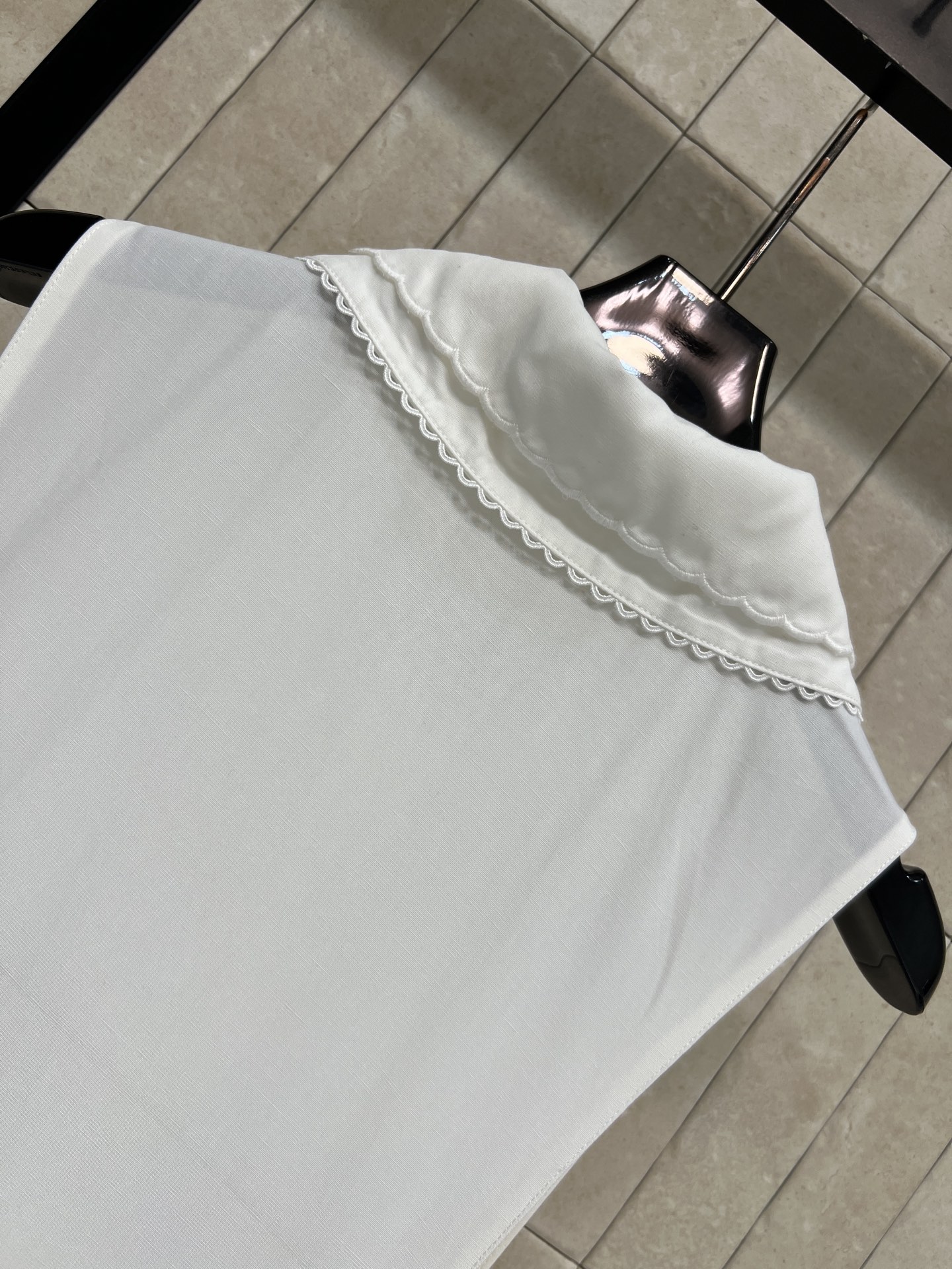 MIU家 26春夏新款 白色无袖连棉质面料轻薄透气 春夏穿超舒服 娃娃领+蕾丝边 正面纽扣设计简约又精致