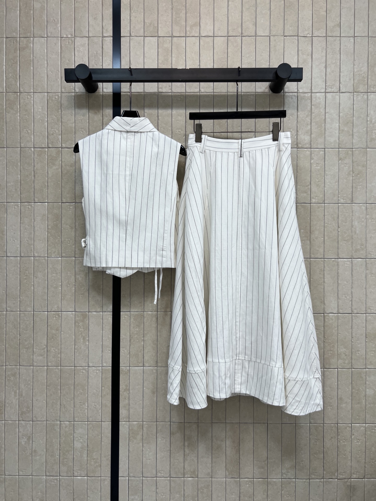 BC家 26春夏新款 ​​白色竖条纹套装 V领无袖上衣+高腰半裙 亚麻透气面料 挺括有型不易皱 侧边腰带