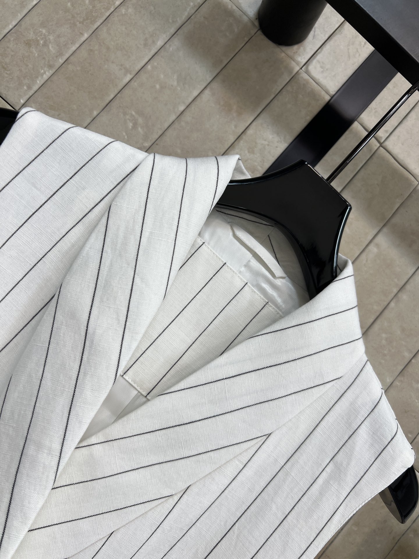 BC家 26春夏新款 ​​白色竖条纹套装 V领无袖上衣+高腰半裙 亚麻透气面料 挺括有型不易皱 侧边腰带