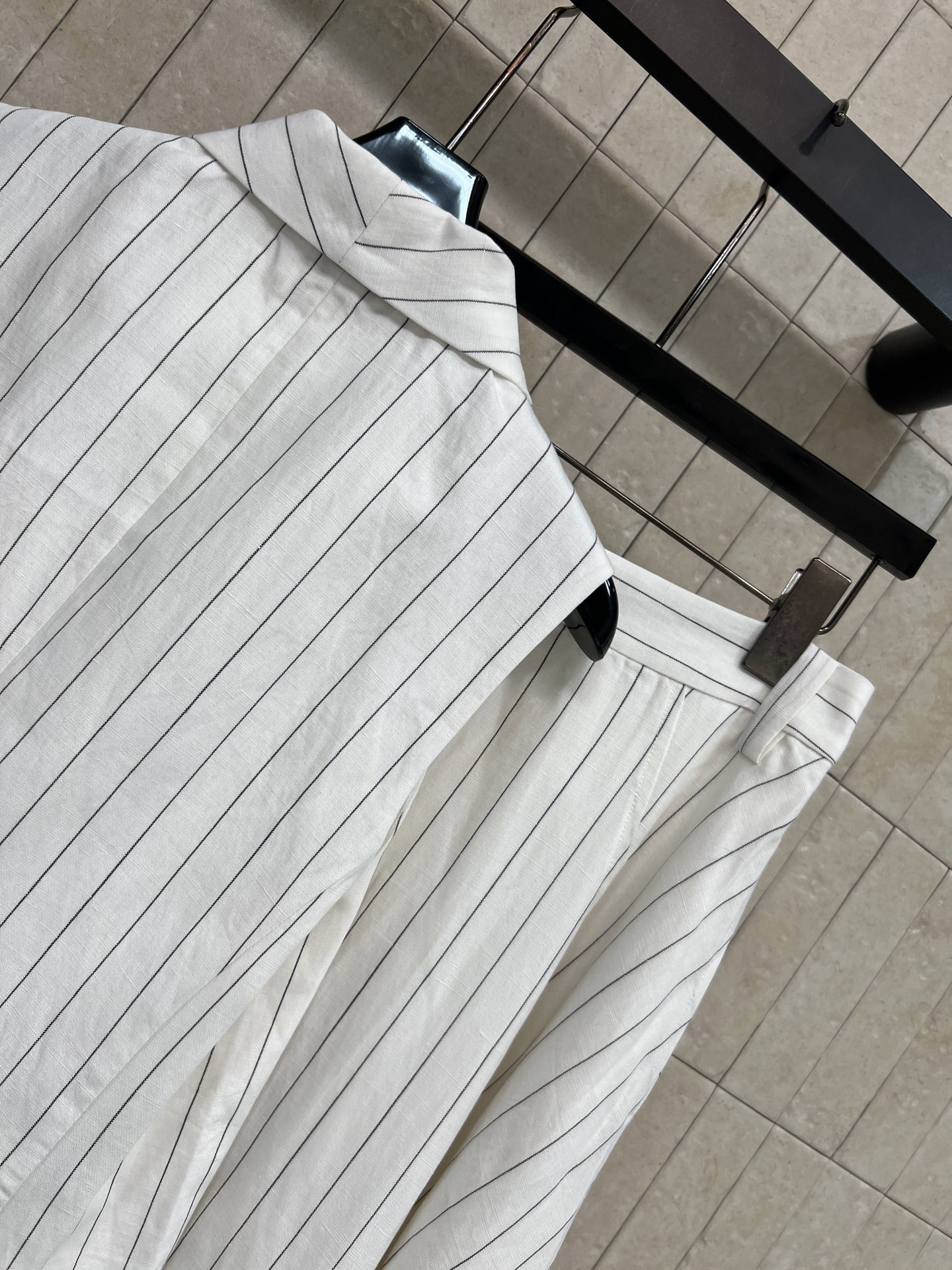 BC家 26春夏新款 ​​白色竖条纹套装 V领无袖上衣+高腰半裙 亚麻透气面料 挺括有型不易皱 侧边腰带