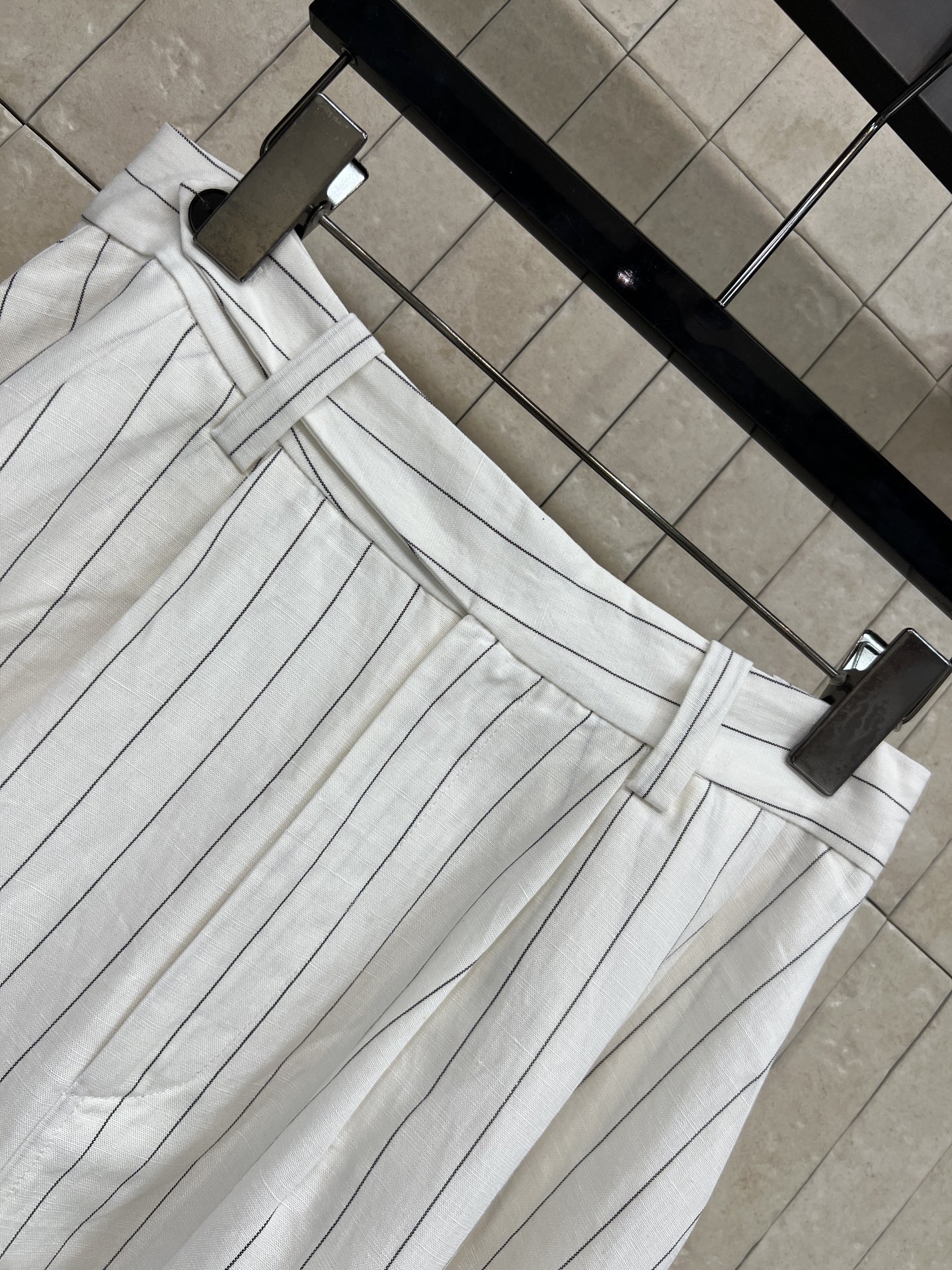 BC家 26春夏新款 ​​白色竖条纹套装 V领无袖上衣+高腰半裙 亚麻透气面料 挺括有型不易皱 侧边腰带