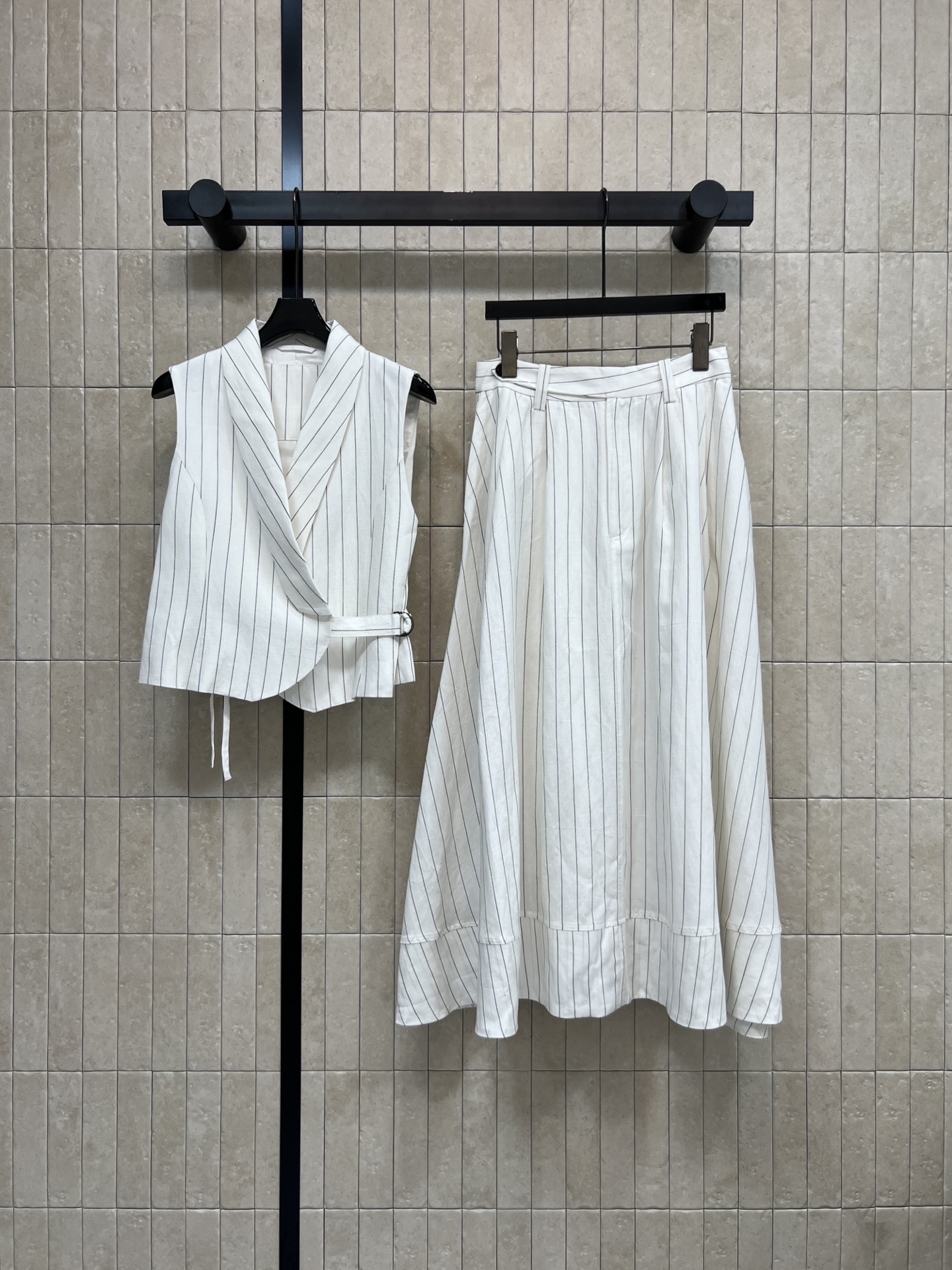 BC家 26春夏新款 ​​白色竖条纹套装 V领无袖上衣+高腰半裙 亚麻透气面料 挺括有型不易皱 侧边腰带