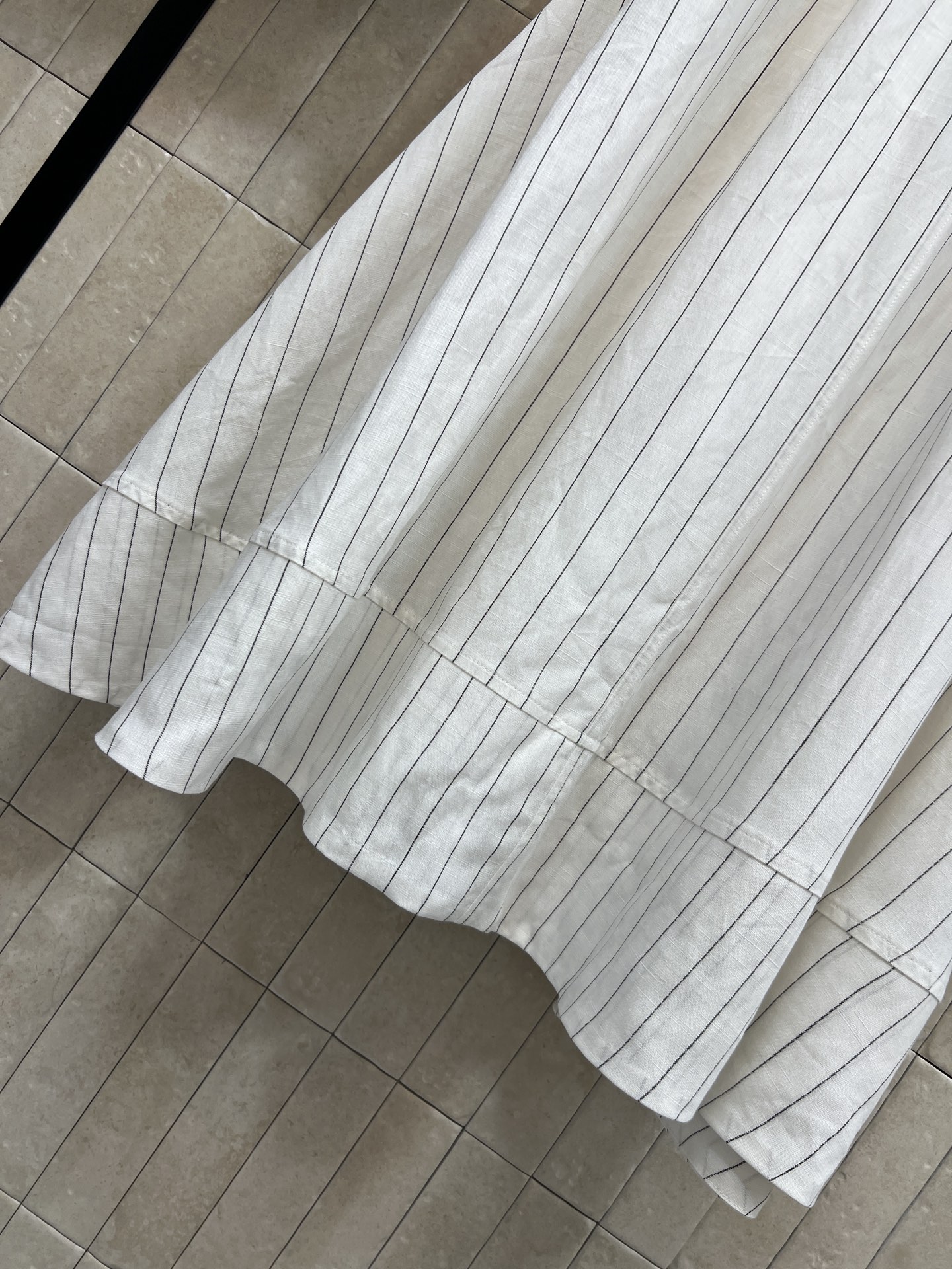 BC家 26春夏新款 ​​白色竖条纹套装 V领无袖上衣+高腰半裙 亚麻透气面料 挺括有型不易皱 侧边腰带