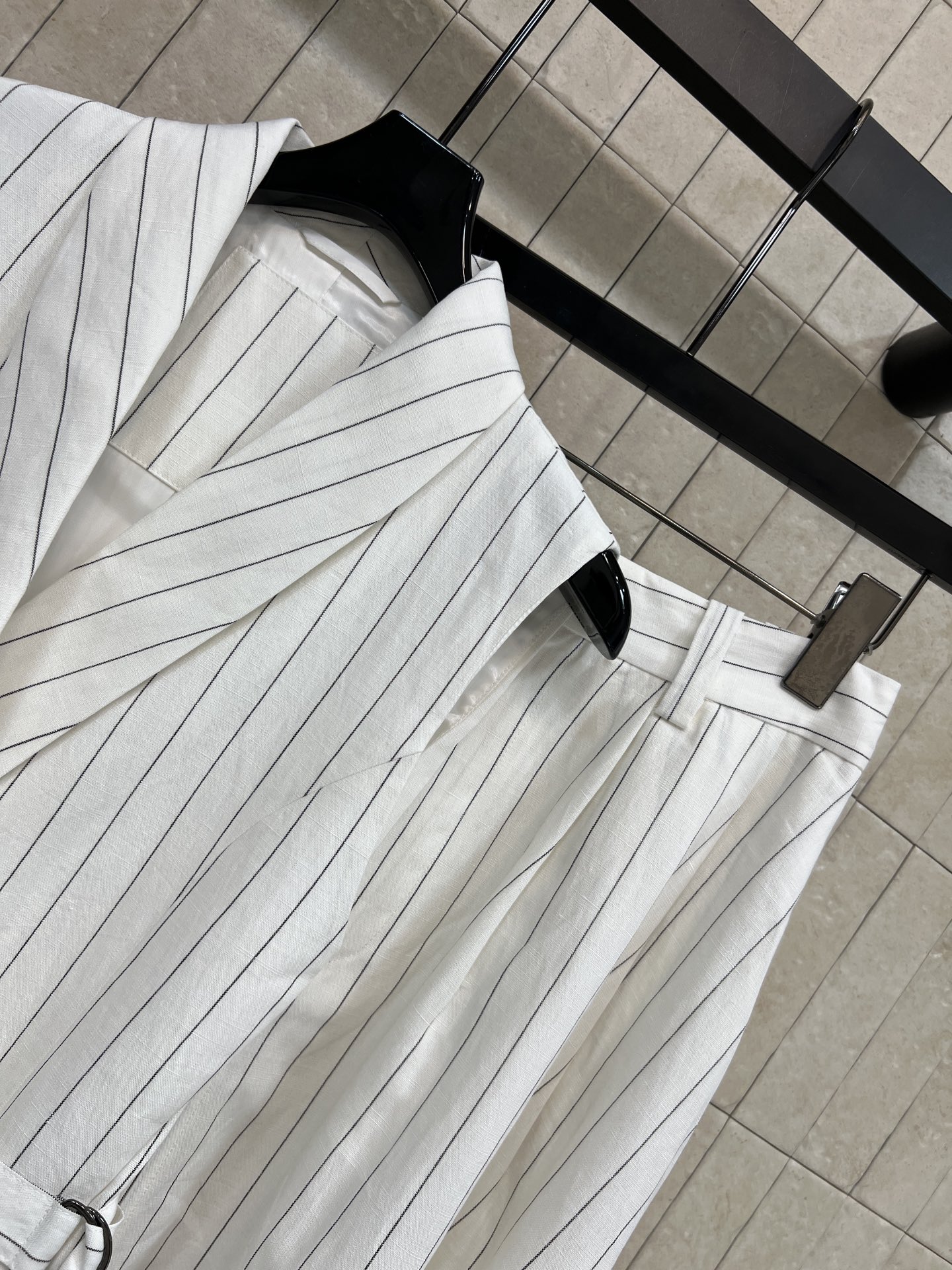 BC家 26春夏新款 ​​白色竖条纹套装 V领无袖上衣+高腰半裙 亚麻透气面料 挺括有型不易皱 侧边腰带