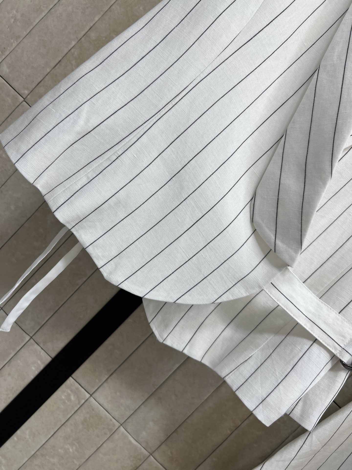 BC家 26春夏新款 ​​白色竖条纹套装 V领无袖上衣+高腰半裙 亚麻透气面料 挺括有型不易皱 侧边腰带