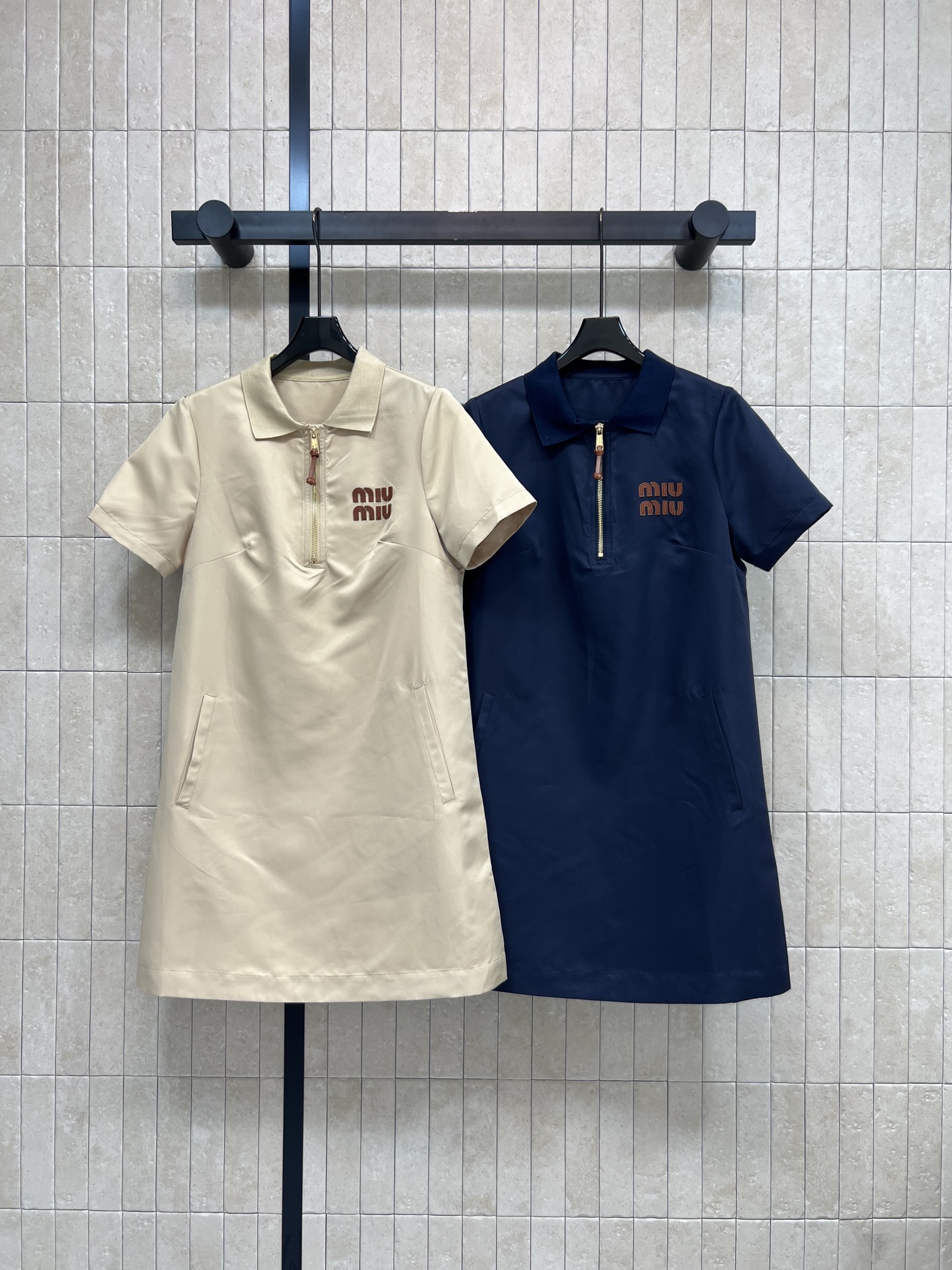 MIU家 26春夏新款 翻领短袖连衣裙 面料挺括舒适 垂感好不易显臃肿 Polo领+半开拉链设计 胸前刺