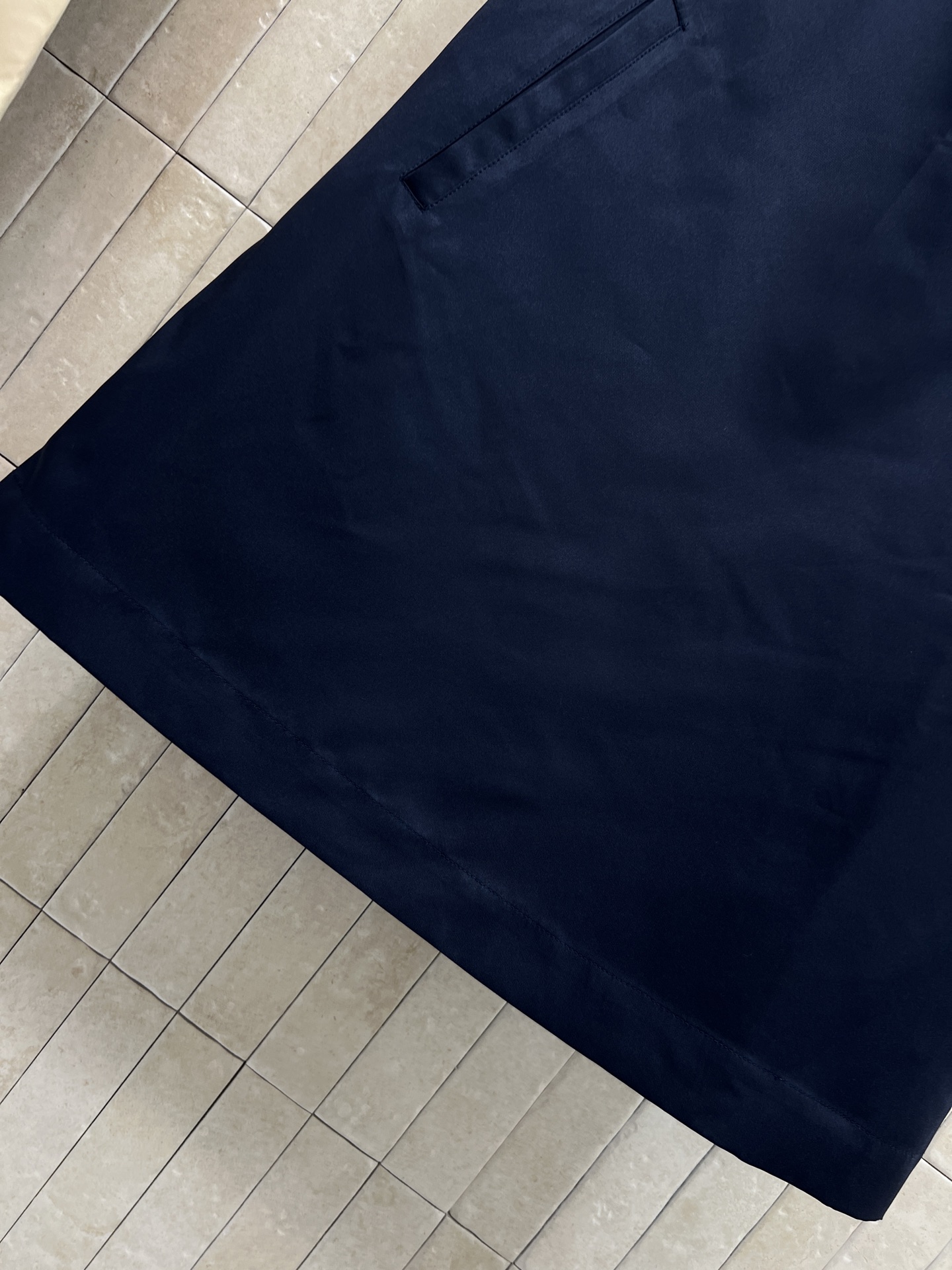 MIU家 26春夏新款 翻领短袖连衣裙 面料挺括舒适 垂感好不易显臃肿 Polo领+半开拉链设计 胸前刺