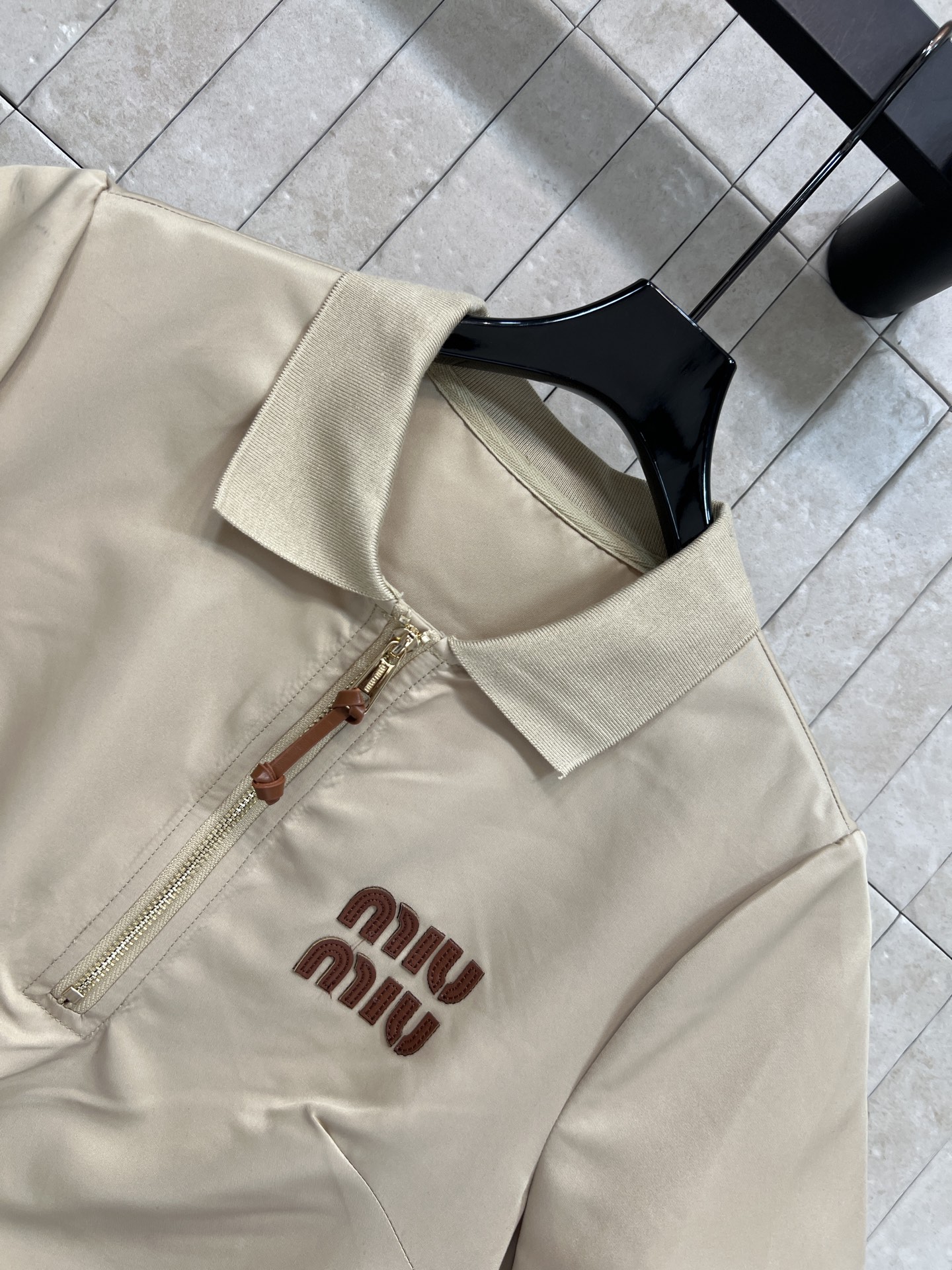 MIU家 26春夏新款 翻领短袖连衣裙 面料挺括舒适 垂感好不易显臃肿 Polo领+半开拉链设计 胸前刺