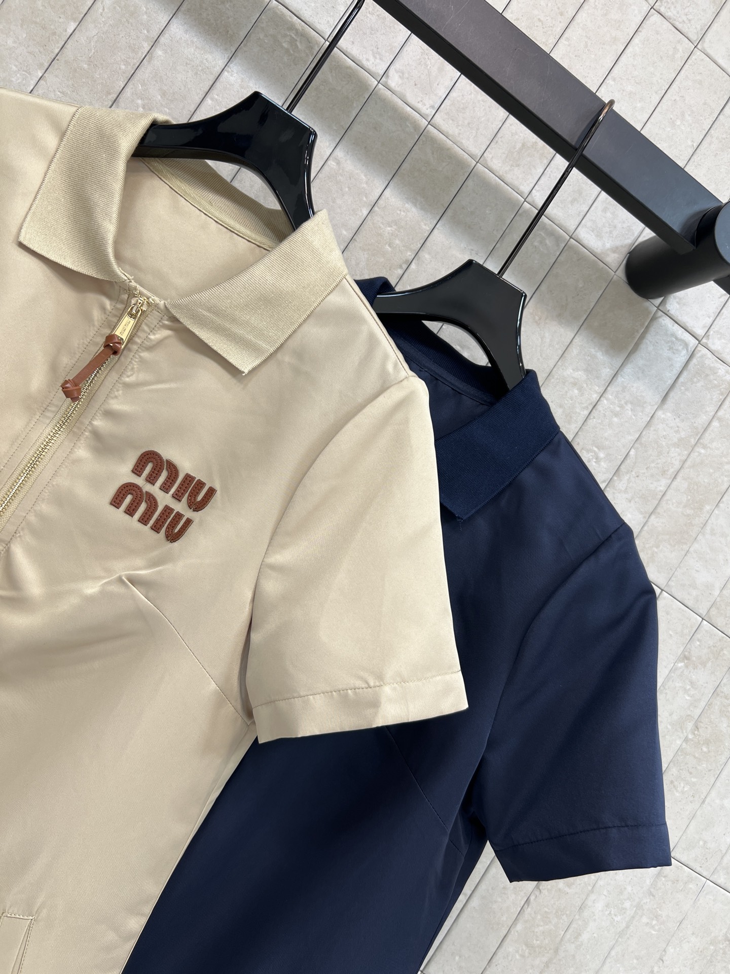 MIU家 26春夏新款 翻领短袖连衣裙 面料挺括舒适 垂感好不易显臃肿 Polo领+半开拉链设计 胸前刺