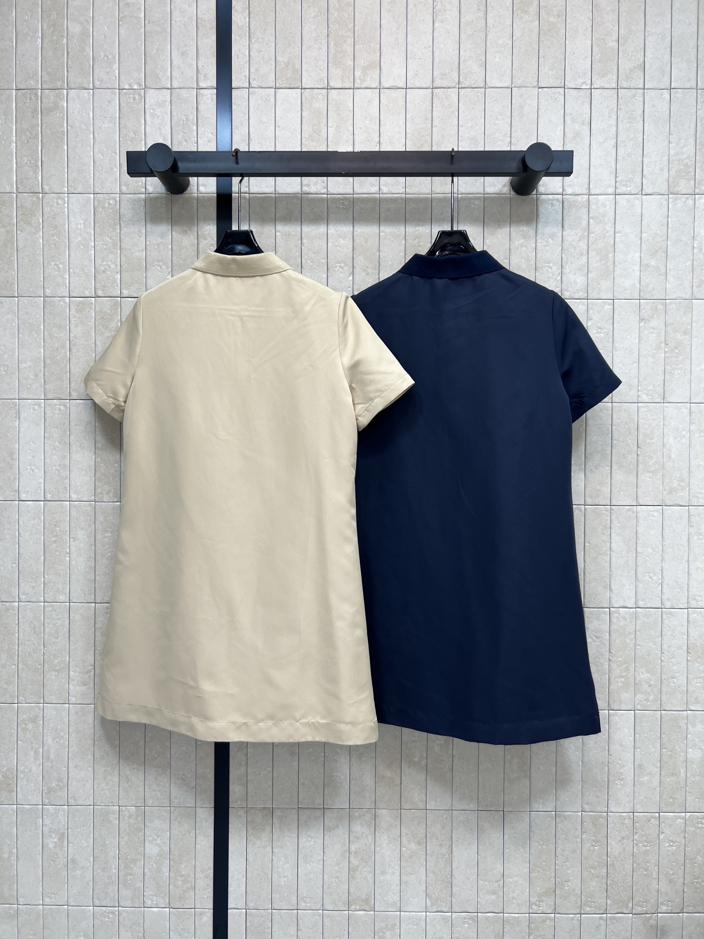 MIU家 26春夏新款 翻领短袖连衣裙 面料挺括舒适 垂感好不易显臃肿 Polo领+半开拉链设计 胸前刺