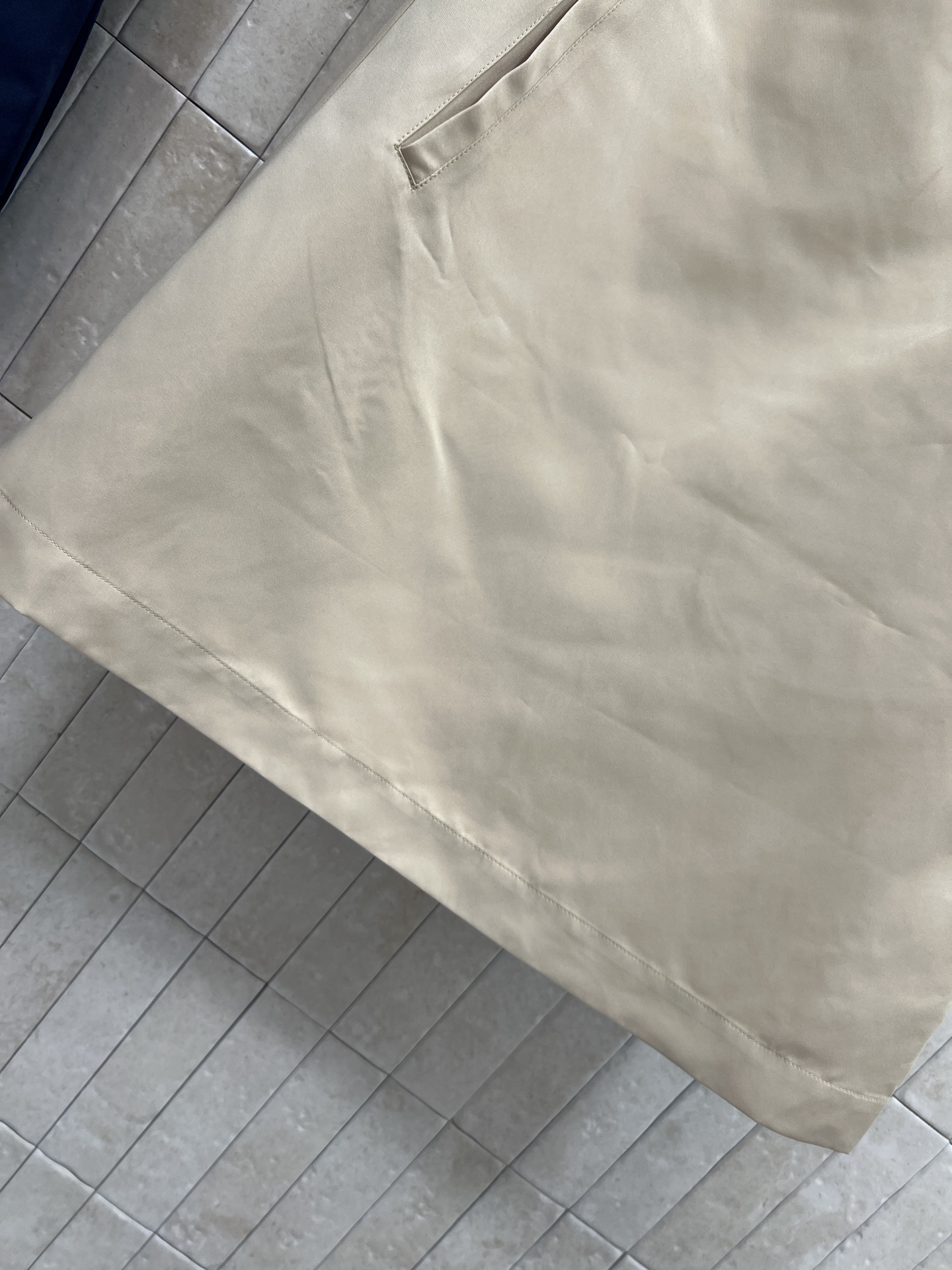 MIU家 26春夏新款 翻领短袖连衣裙 面料挺括舒适 垂感好不易显臃肿 Polo领+半开拉链设计 胸前刺