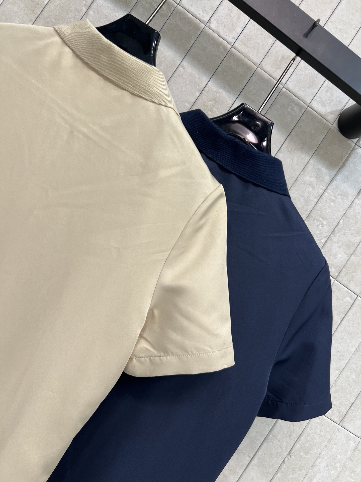 MIU家 26春夏新款 翻领短袖连衣裙 面料挺括舒适 垂感好不易显臃肿 Polo领+半开拉链设计 胸前刺