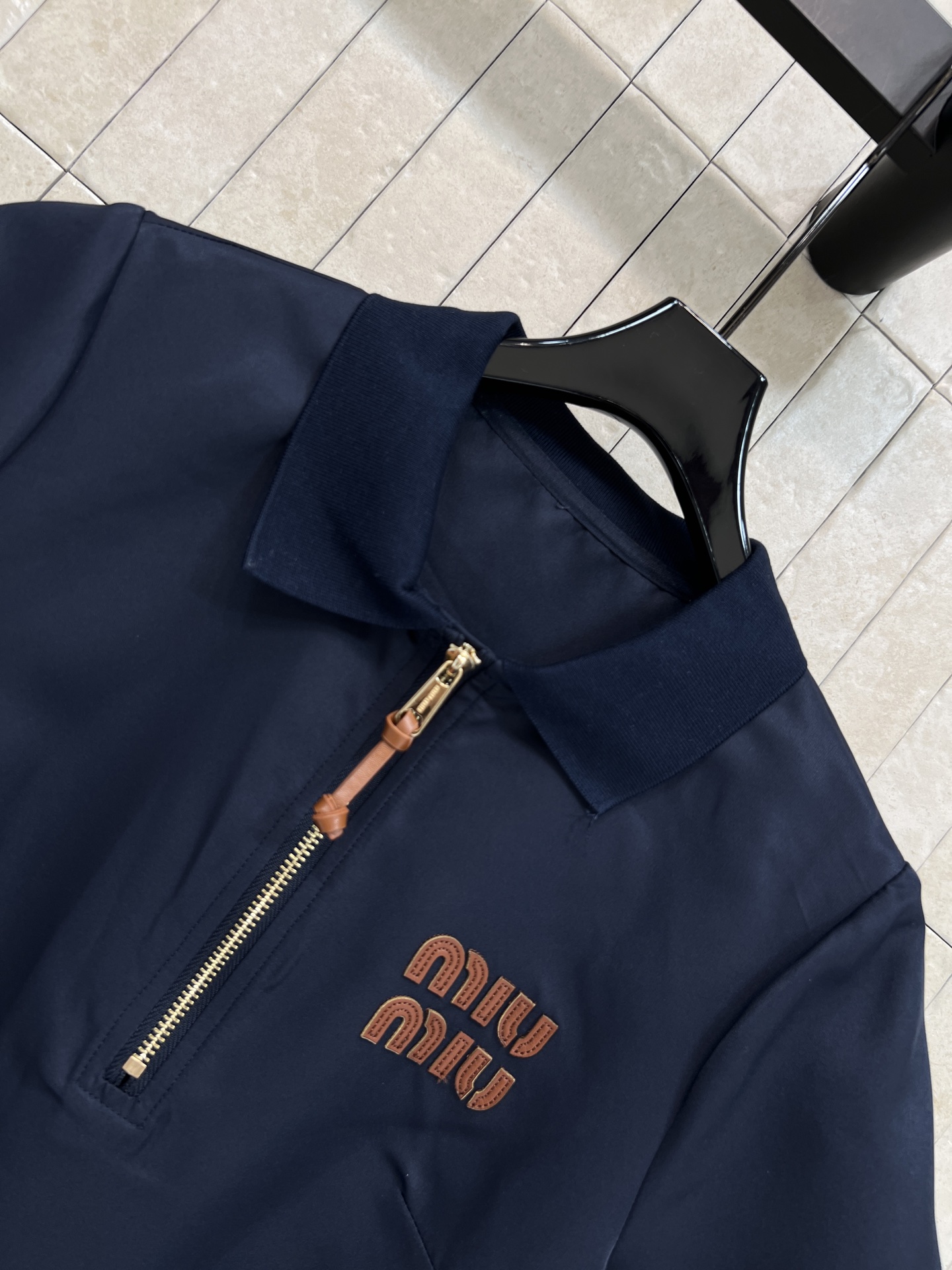 MIU家 26春夏新款 翻领短袖连衣裙 面料挺括舒适 垂感好不易显臃肿 Polo领+半开拉链设计 胸前刺