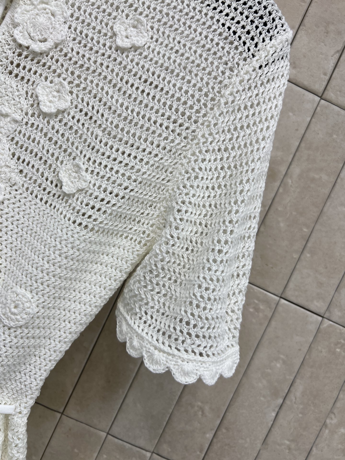 Self家 26春夏新款 镂空针织上衣 立体花朵刺绣+珍珠纽扣 精致感满满 镂空针织材质透气 荷叶边收腰