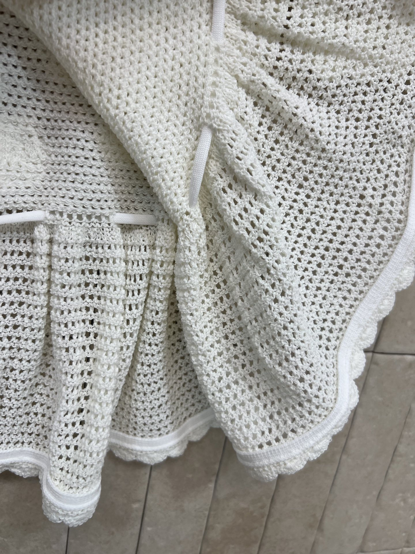 Self家 26春夏新款 镂空针织上衣 立体花朵刺绣+珍珠纽扣 精致感满满 镂空针织材质透气 荷叶边收腰