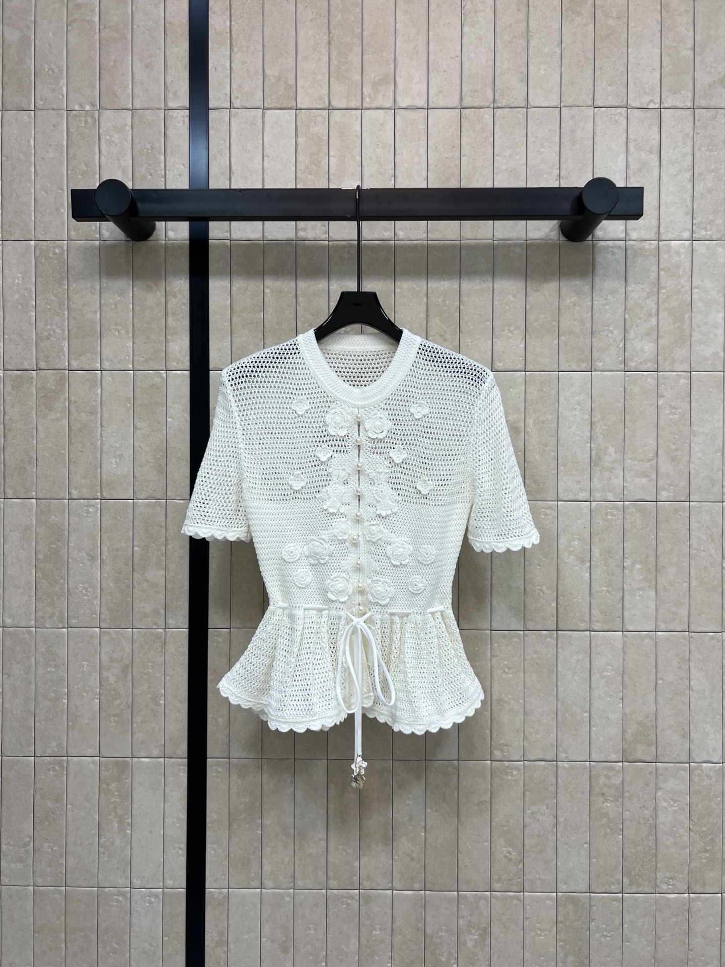 NO:805663,Self's 26 spring and summer new style Hollow knit top, three-dimensional flower embroidery + pearl buttons, full of sophistication, hollow knit material is breathable, ruffled waist design modifies the figure, short-sleeved tailoring is perfect for daily or date wear, white and versatile, looks great with skirts or jeans, easily creates a gentle and smart atmosphere, three sizes in one color, Size/S-M-L,, fendi, skirts, jeans, T-shirt,19860909Self家 26春夏新款 镂空针织上衣 立体花朵刺绣+珍珠纽扣 精致感满满 镂空针织材质透气 荷叶边收腰设计修饰身形 短袖剪裁超适合日常或约会穿搭 白色百搭 配半裙或牛仔裤都很出彩 轻松打造温柔灵动氛围 一色三码Size/S-M-L,,fendi,skirts,jeans,T-shirt,,Women's clothing