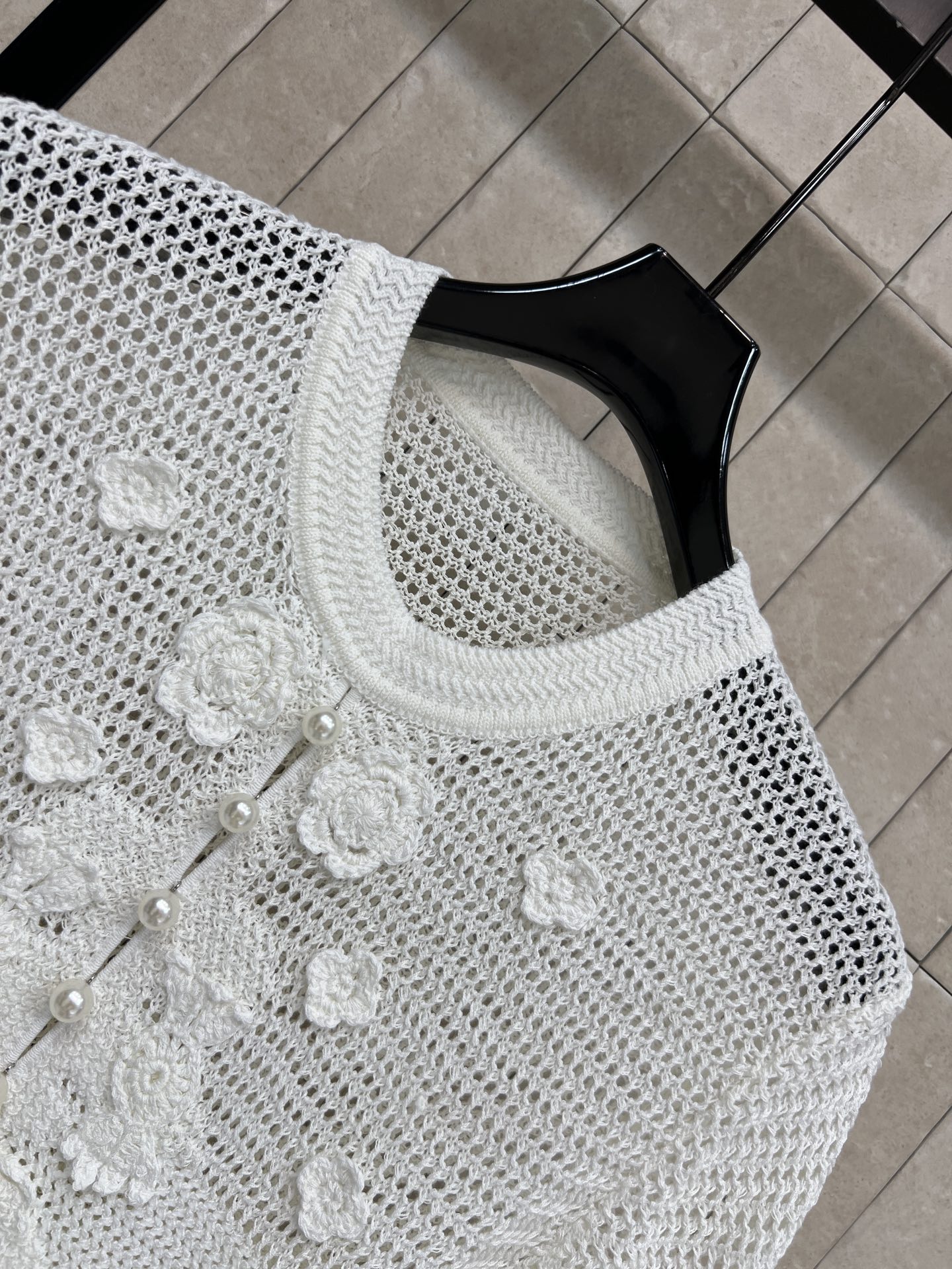 Self家 26春夏新款 镂空针织上衣 立体花朵刺绣+珍珠纽扣 精致感满满 镂空针织材质透气 荷叶边收腰