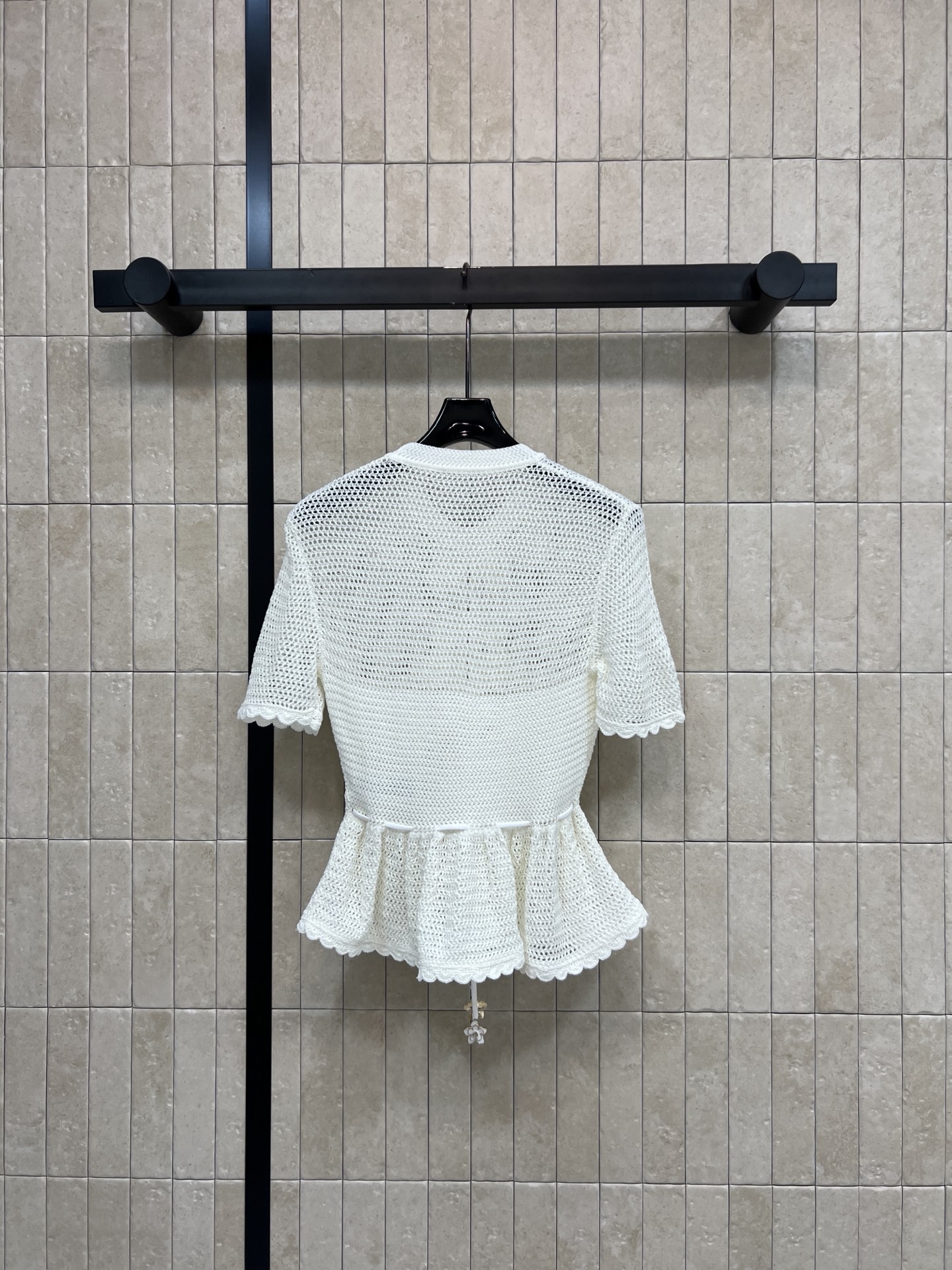 Self家 26春夏新款 镂空针织上衣 立体花朵刺绣+珍珠纽扣 精致感满满 镂空针织材质透气 荷叶边收腰