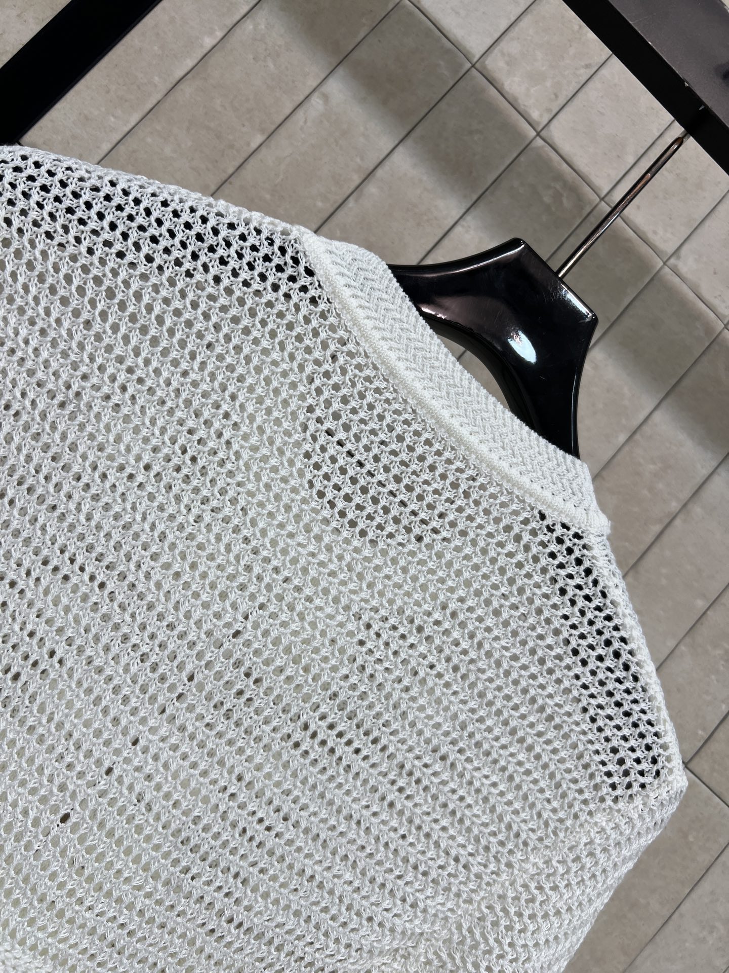 Self家 26春夏新款 镂空针织上衣 立体花朵刺绣+珍珠纽扣 精致感满满 镂空针织材质透气 荷叶边收腰