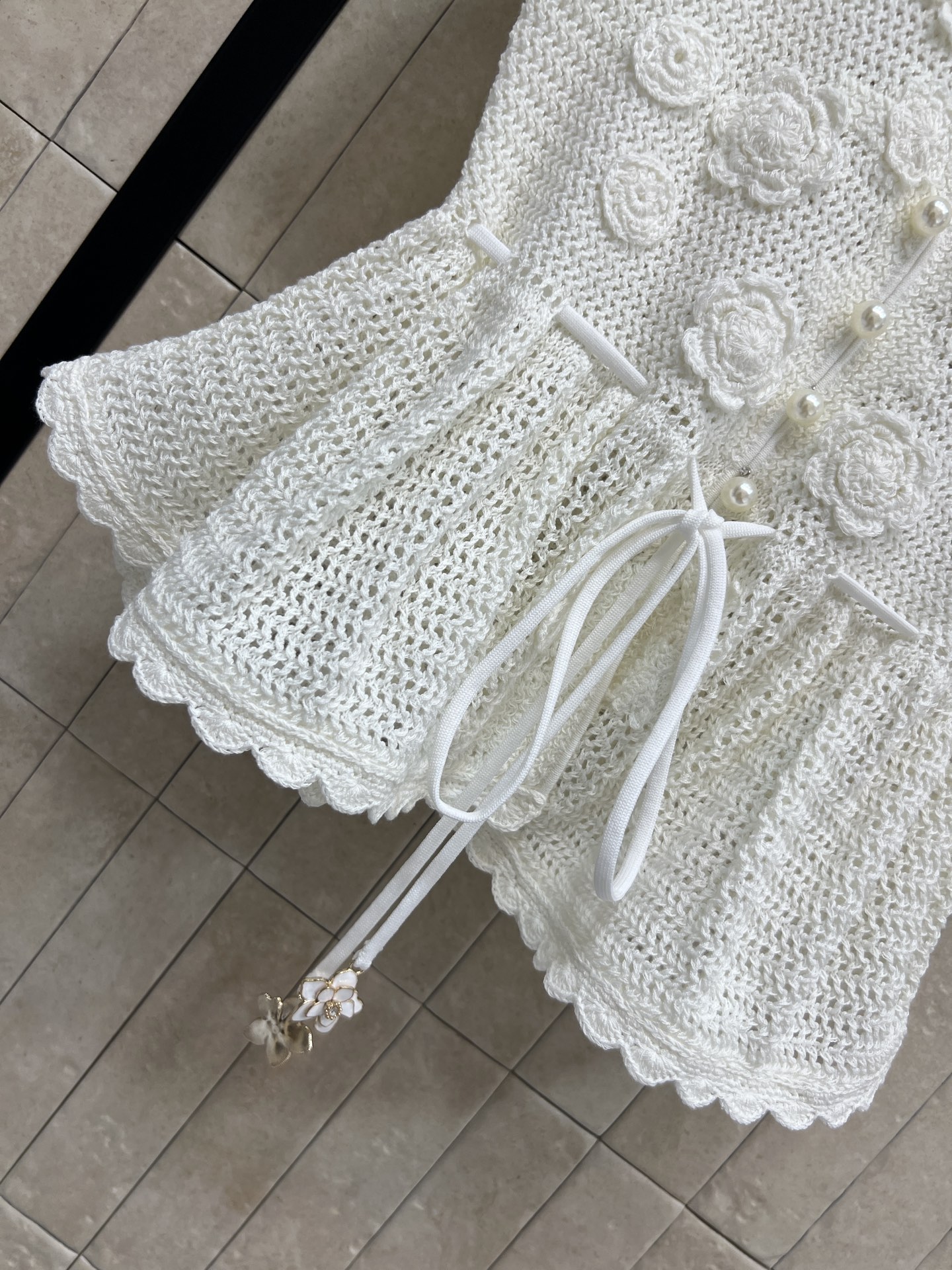 Self家 26春夏新款 镂空针织上衣 立体花朵刺绣+珍珠纽扣 精致感满满 镂空针织材质透气 荷叶边收腰