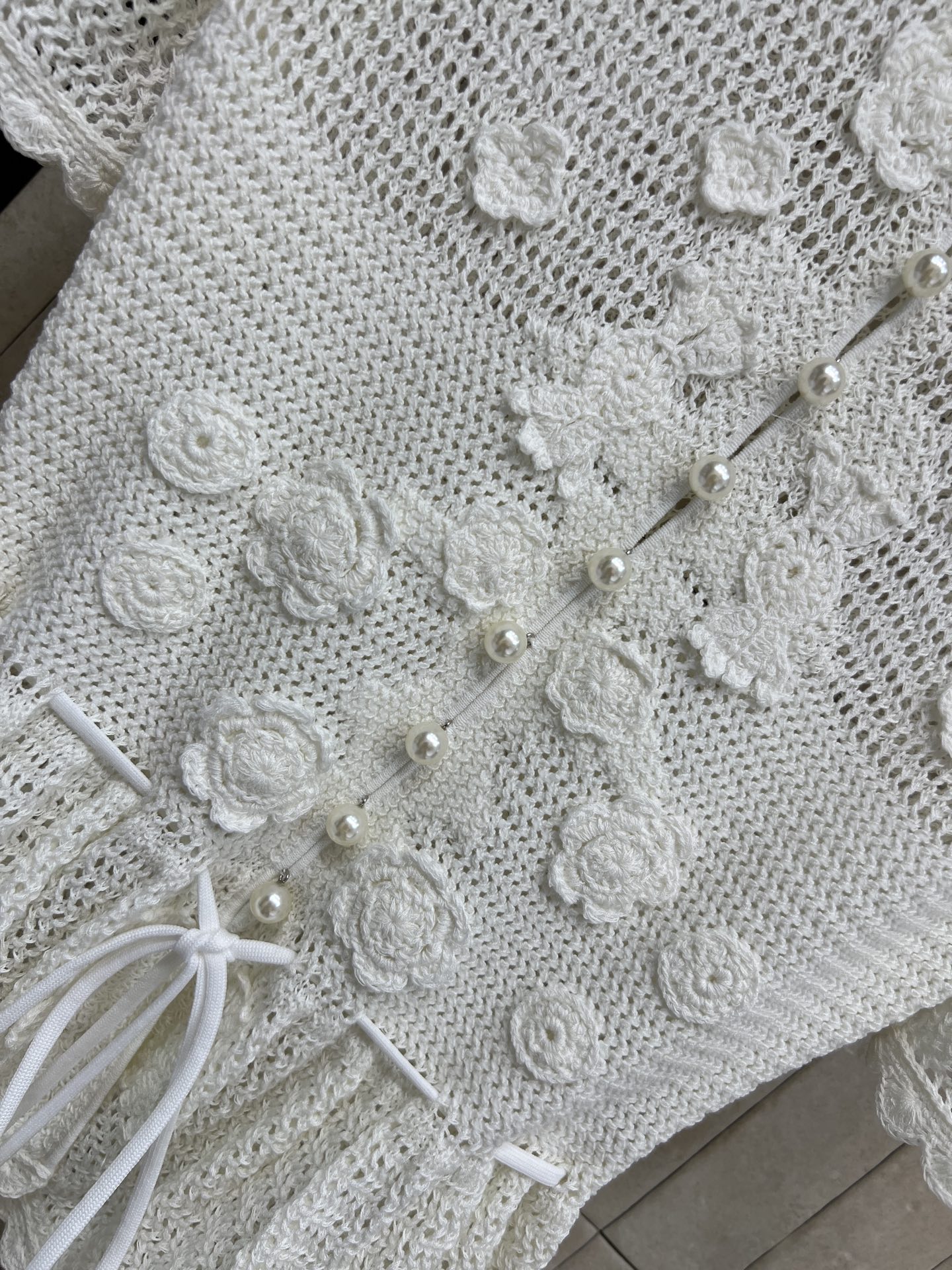 Self家 26春夏新款 镂空针织上衣 立体花朵刺绣+珍珠纽扣 精致感满满 镂空针织材质透气 荷叶边收腰