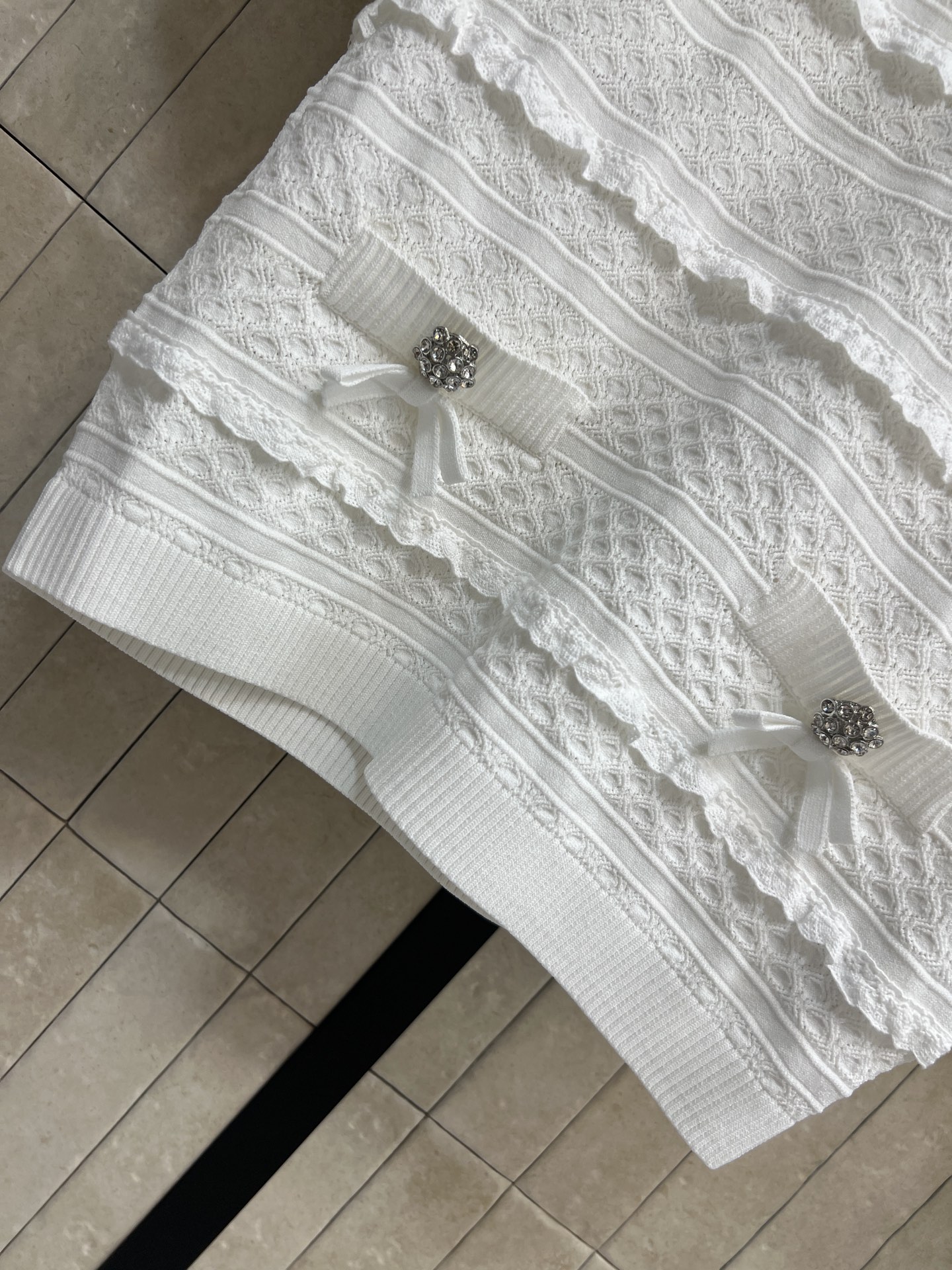 Self家 26春夏新款 白色针织套装 圆领针织上衣+百褶裙 面料有弹性 修身显瘦 上衣层次蕾丝 蝴蝶结